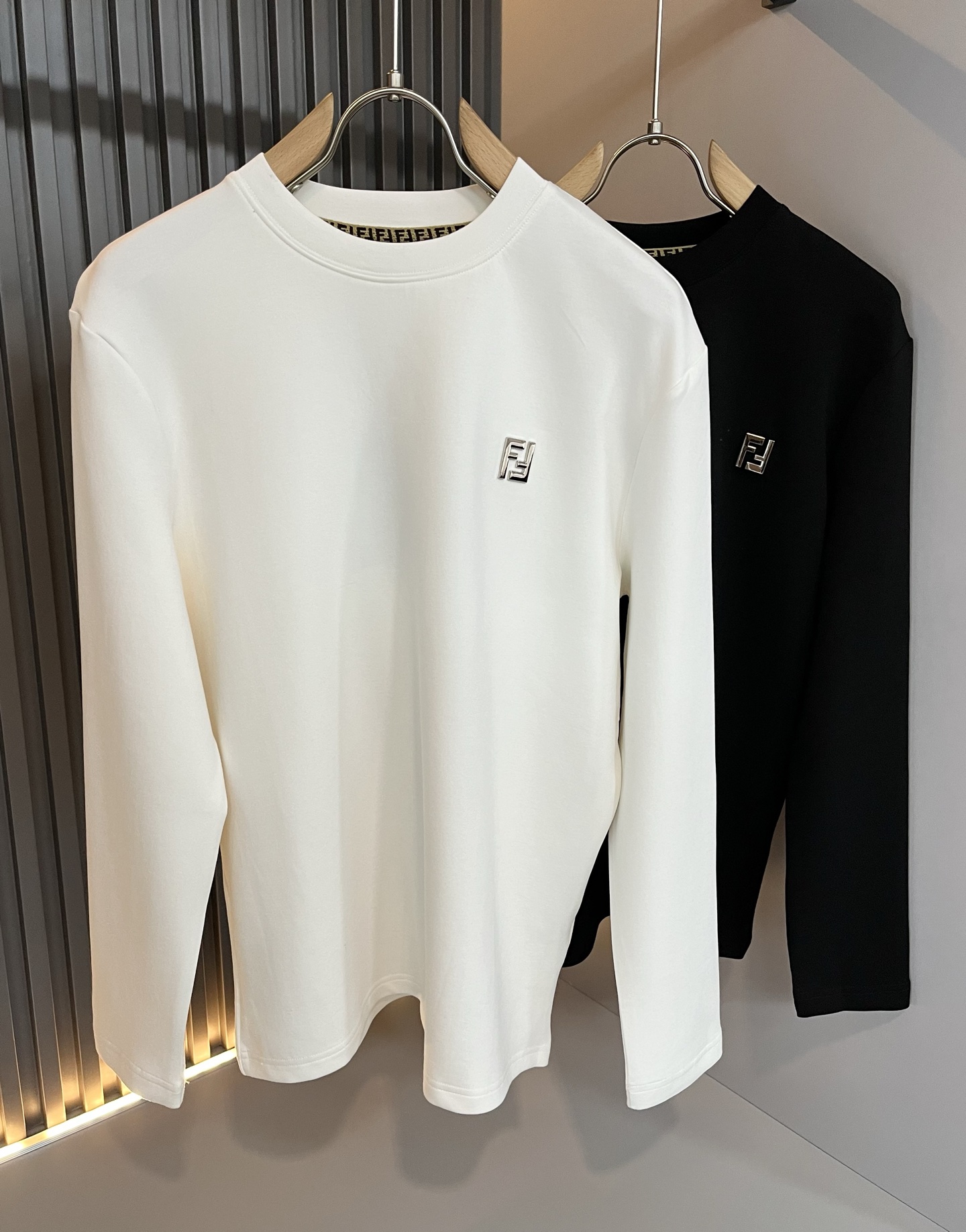 NO:528618,FEN*I FEN*Di 2025 autumn and winter new FD family FF men and women base shirt, versatile and simple short sleeves for men and women. Original Italian orders, popular FD family items, simple and pure colors. The FD family's enduring iconic products, high-quality products with full representativeness and full specifications, and high-quality products that all FD fans are worth buying!  Pure Yidian channel orders, high-end and popular products from the FD family, very popular items at the moment, and iconic letter logo pattern hardware modification!  High-end goods worth keeping and giving away to others!  It is trendy and beautiful, with a full sense of trendy atmosphere, and has a very high level and specifications. It uses a very classic black and white color combination, giving people a strong visual impact and has a very high recognition. It is top-quality exclusive pure cotton fabric, created with a soft, delicate and comfortable touch, and has a very high-end and classy appearance!  Perfectly interprets the charm of the brand and leaves a deep impression. It is more fashionable and charming. It has simple, elegant and fashionable upper body, and is even more stressful for outfits!  The inner wear alone is very delicious and beautiful scenery that cannot be ignored!  Size M-3XL, fendi,dior,T-shirt,alexander wang19860909FEN*I 芬*迪2025秋冬新款FD家族FF男女同款打底衫,男女同款百搭极简短袖.意大利原厂订单,FD家族人气单品,简约纯色系打造.FD家族经久不衰的标志性臻品,代表性十足,规格感十足的精品,所有FD粉丝都值得抢购的精品！纯正意代渠道订单,FD家族的高奢人气爆款产物,当下十分火爆的单品,标志性字母logo图案五金修饰！值得自留和送人的高端货！新潮又好看,潮流气息感十足,档次规格感极高,并且采用十分经典的的黑白双色搭配,给人的视觉冲击感相当强烈,有着极高的辨识度,顶级专属纯棉面料,打造,触感柔软细腻舒适,品相相当高级有档次！完美诠释品牌魅力,给人留下深刻印象.更具时尚与韵味,上身简约大方时尚,对于穿搭更是毫无压力！单穿内搭都极有味道,不可忽视的靓丽风景线！ 尺码M-3XL,,fendi,dior,T-shirt,alexander wang,Men's clothing