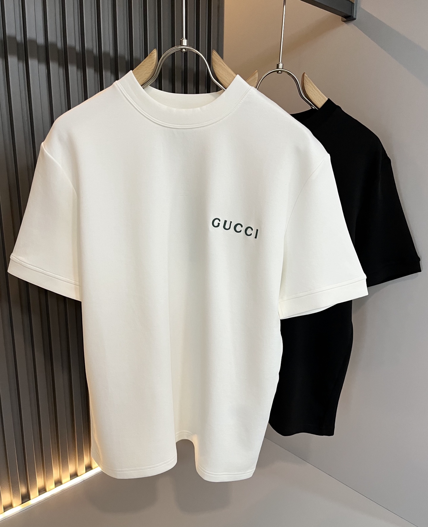 NO:527642,Gucc* Gujia Autumn and Winter Series Basic Round Neck Short Sleeve Base, Men and Women Couples Casual Loose Cotton Round Neck Short Sleeve T-shirt!  Trading companies have sparse channels and are released on the official website at the same time!  The latest autumn and winter series, classic fashion design elements, injecting full vitality into the new series. This T-shirt is carefully selected for imported cotton fabrics. The fabric feels skin-friendly and soft and delicate, and the body logo embroidery design!  It has an extremely comfortable and breathable wearing experience. The whole item is very eye-catching and fashionable, and is deeply loved by young people today!  The loose round neck cut is a neutral style regardless of age and gender, suitable for matching all the styles and looks you need in your daily life!  It is recommended to wear couple outfits to go out on the street to make it more pleasing to the eye!  Size M-3XL, gucci, gucci, T-shirt, tees, t-shirt, alexander wang19860909Gucc*古家 秋冬系列基础圆领短袖打底,男女同情侣款休闲宽松棉质圆领短袖T恤衫！贸易公司渠道稀出,同步官网发售 ！ 秋冬最新系列,经典时尚设计元素,为全新系列注入满满活力,这款T恤衫用心甄选客供进口棉面料制成,面料手感亲肤柔软细腻,衣身logo刺绣设计！拥有着无比舒适透气性的穿着体验,整件单品极具吸睛度与时尚感,深受当下年轻人的喜爱！基础宽松的圆领版型裁剪,不分年龄与性别的中性款式,适合搭配你日常所需的所有风格与造型！建议搭配情侣装出街会更为养眼出色！尺码M-3XL,,gucci,gucci,T-shirt,tees，t-shirt,alexander wang,Men's clothing