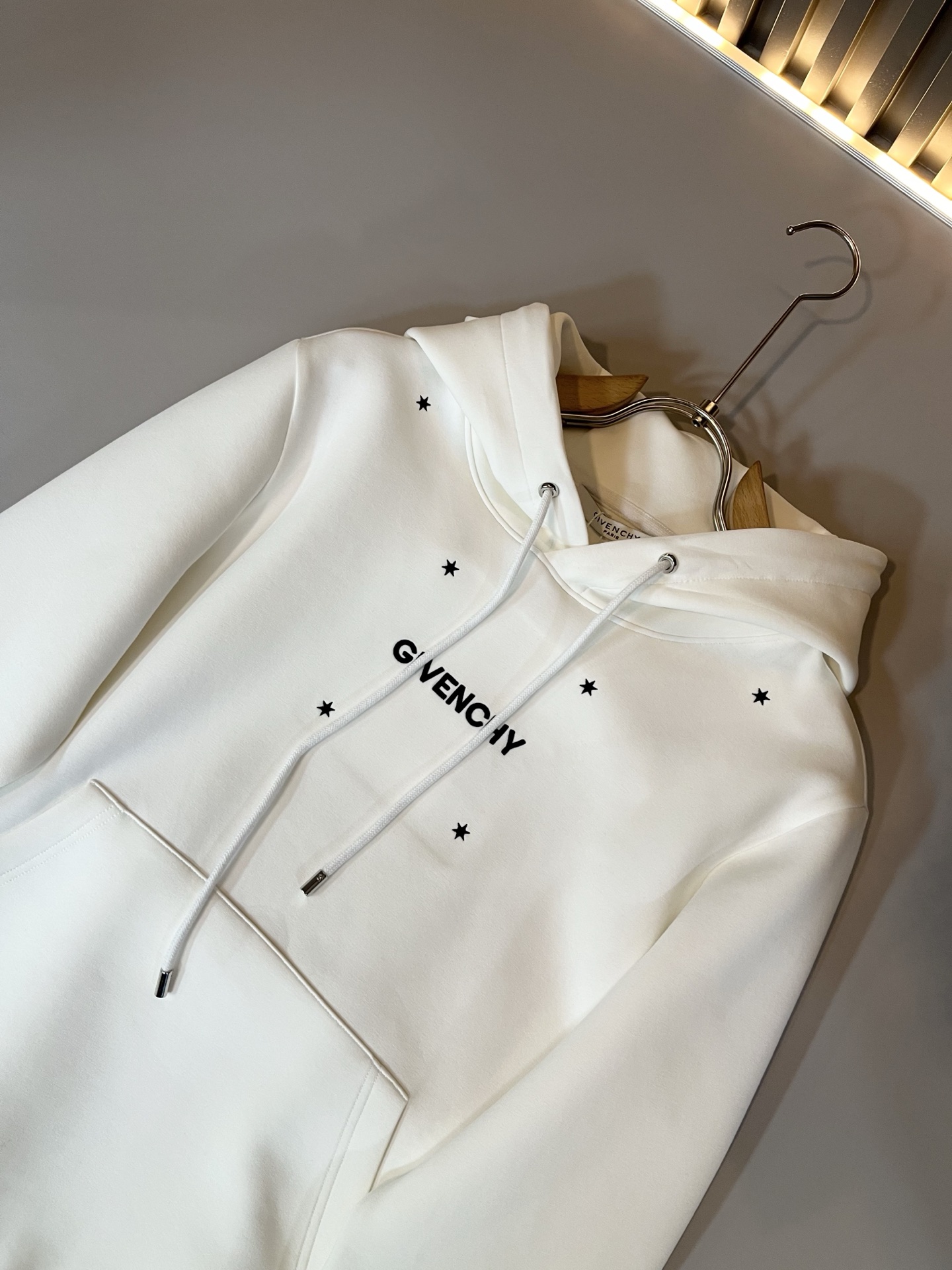 Giv*chy/纪*希2025秋冬新款男女同款👫连帽卫衣，主创时尚注入了全新时尚能量。通过探索各种题材和