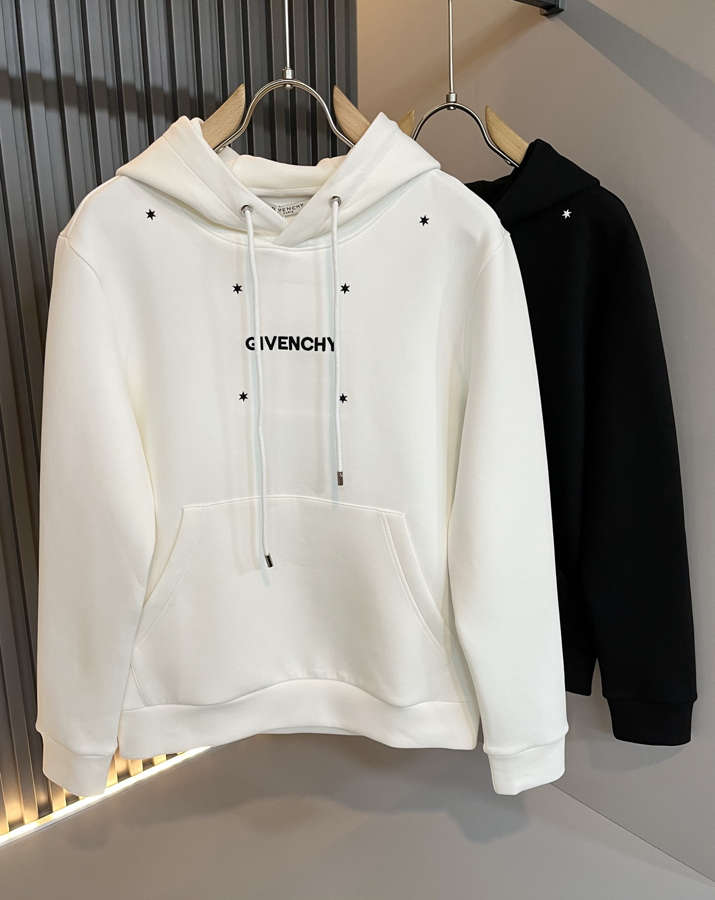 NO:530715,Giv*chy/Ji*xi's new hooded sweatshirt for men and women in autumn and winter, the main creator has injected new fashion energy into fashion. By exploring various themes and sexy charm, it is highly recognizable and leads the new street fashion trend. This model is the exclusive outstanding design element of G's family, with a logo logo pattern embroidery design!  Perfect fusion, clear and restored patterns, showing the elegant style of the brand. The original pure cotton material is made of tight and high-end fabric, and the upper body can be easily controlled, showing the casual and fashionable charm. Size S-XL, gucci, hoodie, sweatshirts, hats, alexander wang19860909Giv*chy/纪*希2025秋冬新款男女同款连帽卫衣,主创时尚注入了全新时尚能量.通过探索各种题材和性感魅力,极具辨识度,引领全新街头时尚潮流.该款是G家独家的出彩设计元素,设计标识logo图案刺绣设计！完美融合,图案清晰还原度极高,彰显品牌优雅格调.选用原版纯棉材质,面料紧实高级,上身均可轻松驾驭,展现休闲自在时尚魅力.尺码S-XL,,gucci,hoodie,sweatshirts,hats,alexander wang,Men's clothing