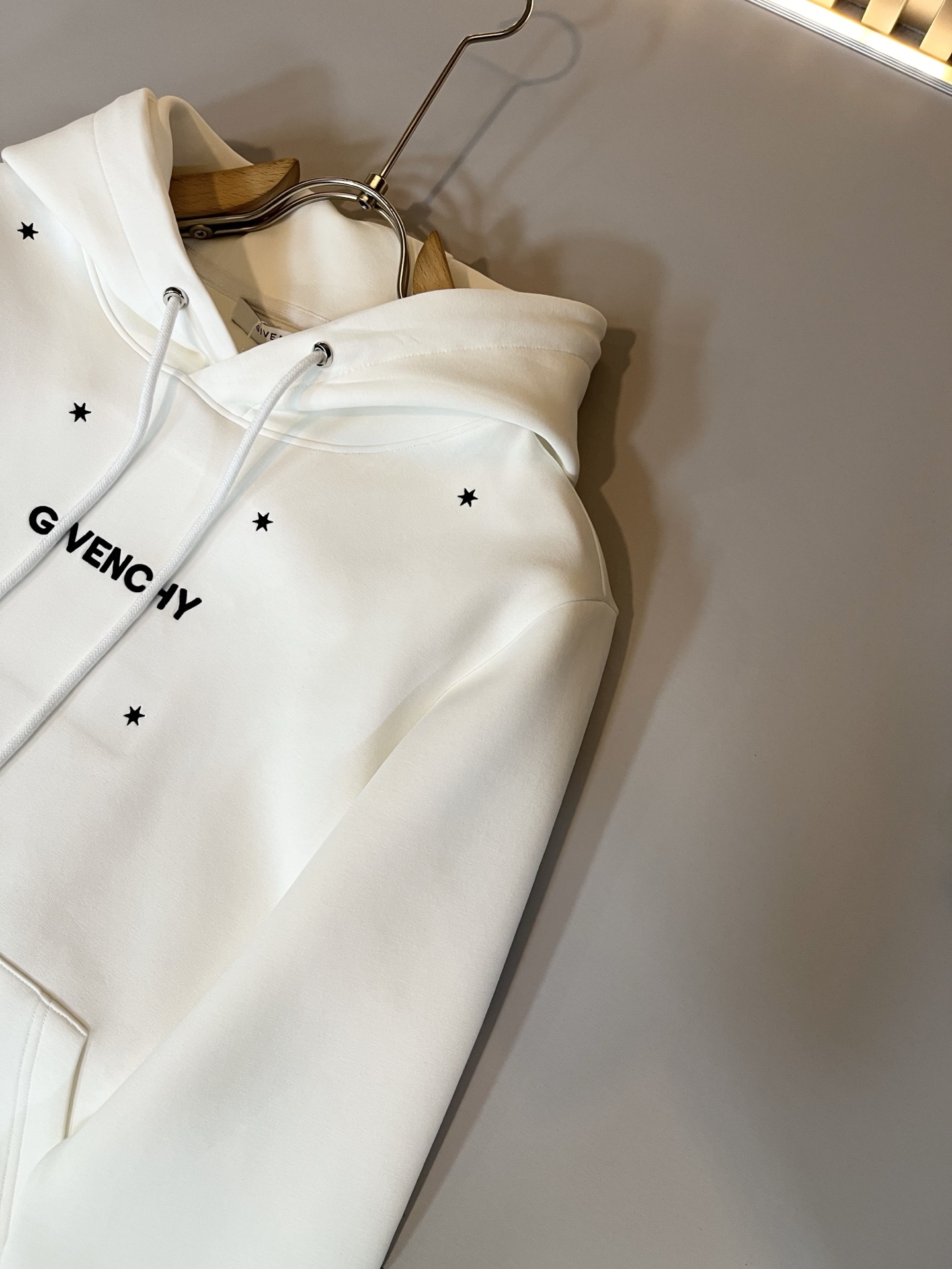 Giv*chy/纪*希2025秋冬新款男女同款👫连帽卫衣，主创时尚注入了全新时尚能量。通过探索各种题材和