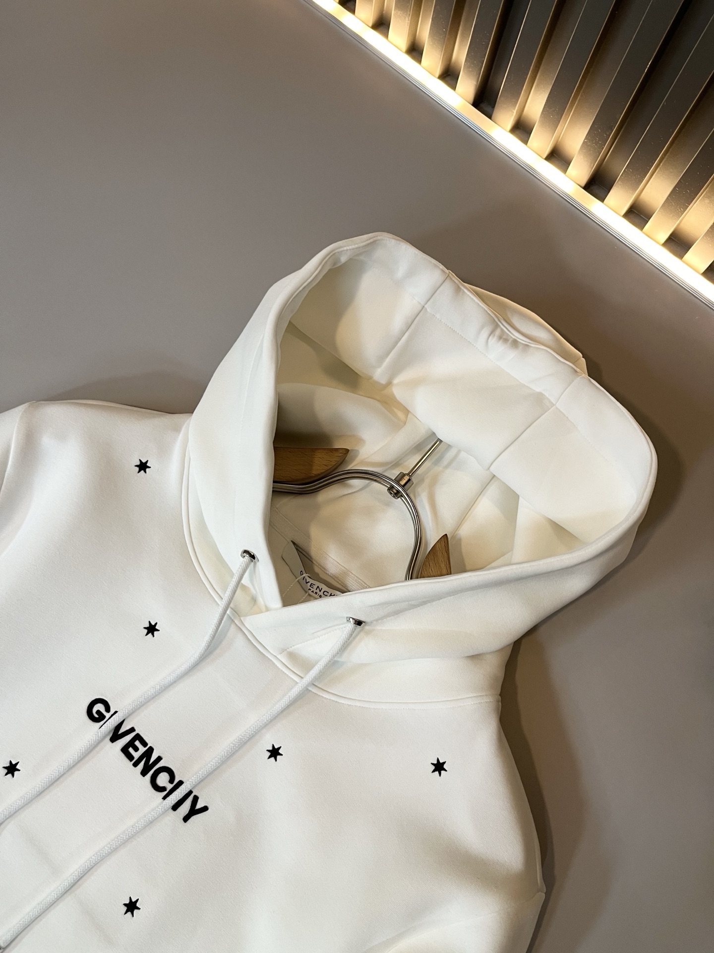 Giv*chy/纪*希2025秋冬新款男女同款👫连帽卫衣，主创时尚注入了全新时尚能量。通过探索各种题材和