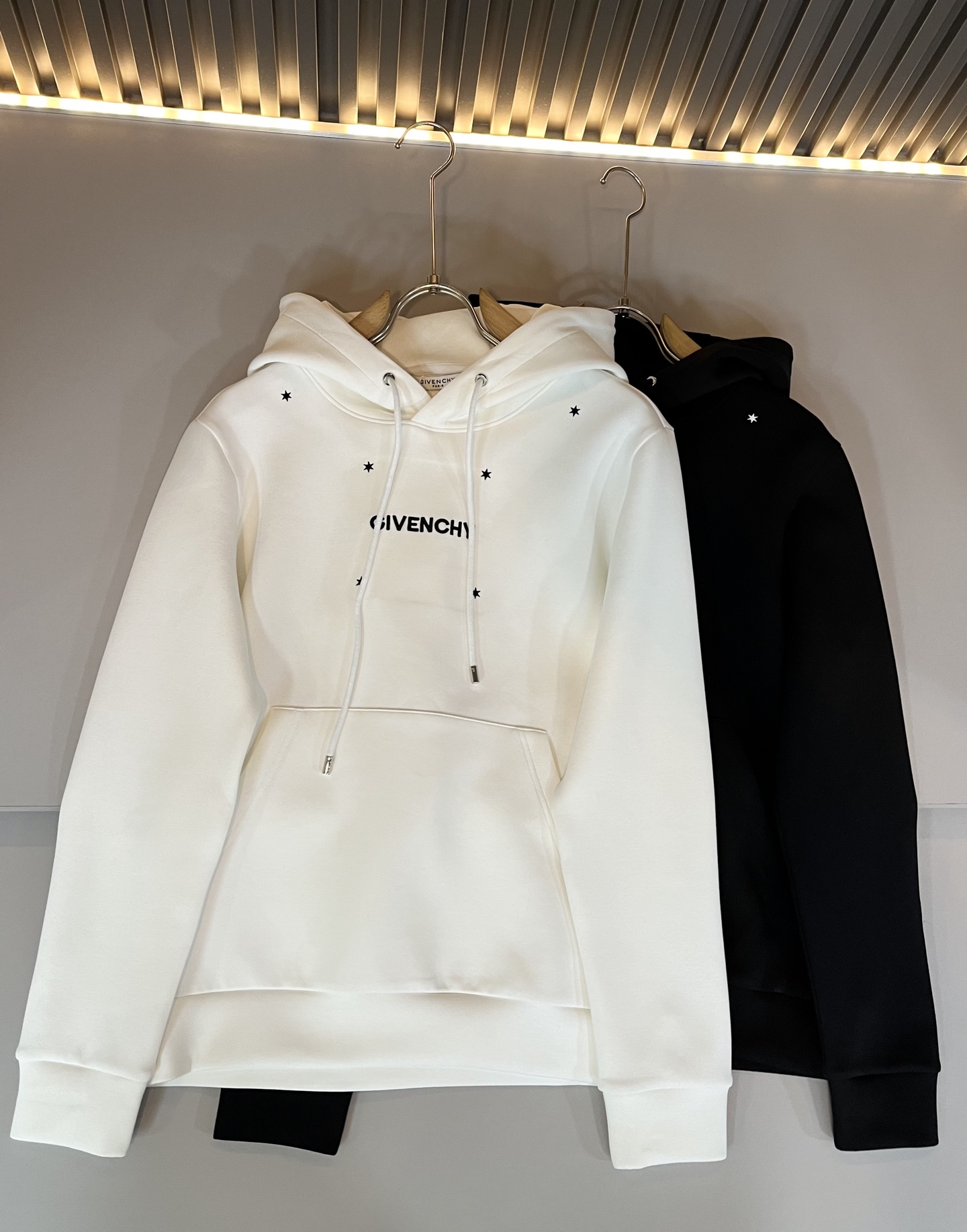 Giv*chy/纪*希2025秋冬新款男女同款👫连帽卫衣，主创时尚注入了全新时尚能量。通过探索各种题材和