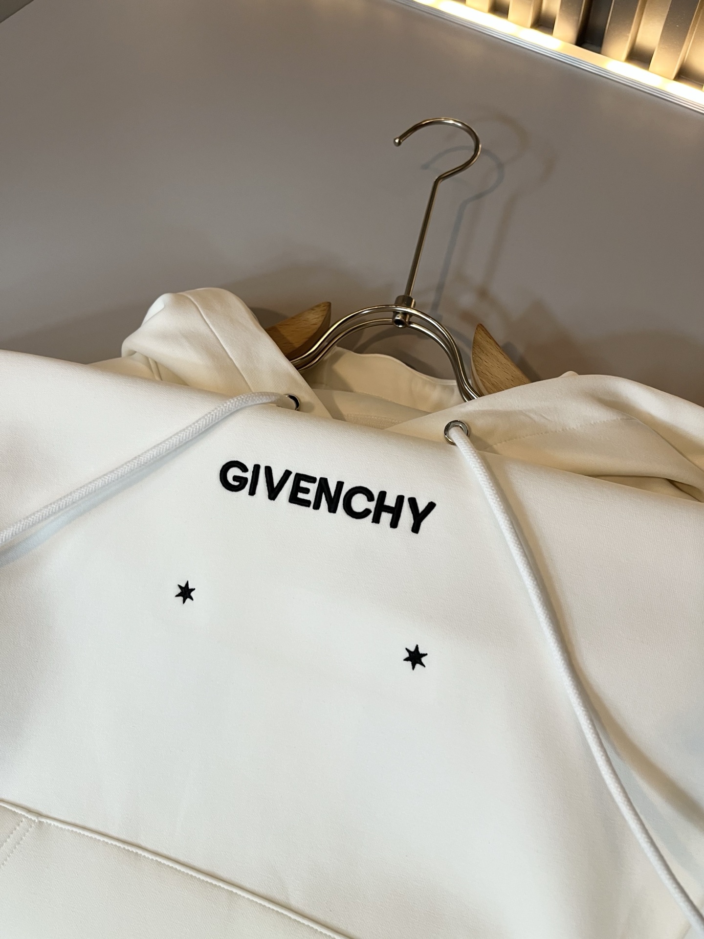 Giv*chy/纪*希2025秋冬新款男女同款👫连帽卫衣，主创时尚注入了全新时尚能量。通过探索各种题材和