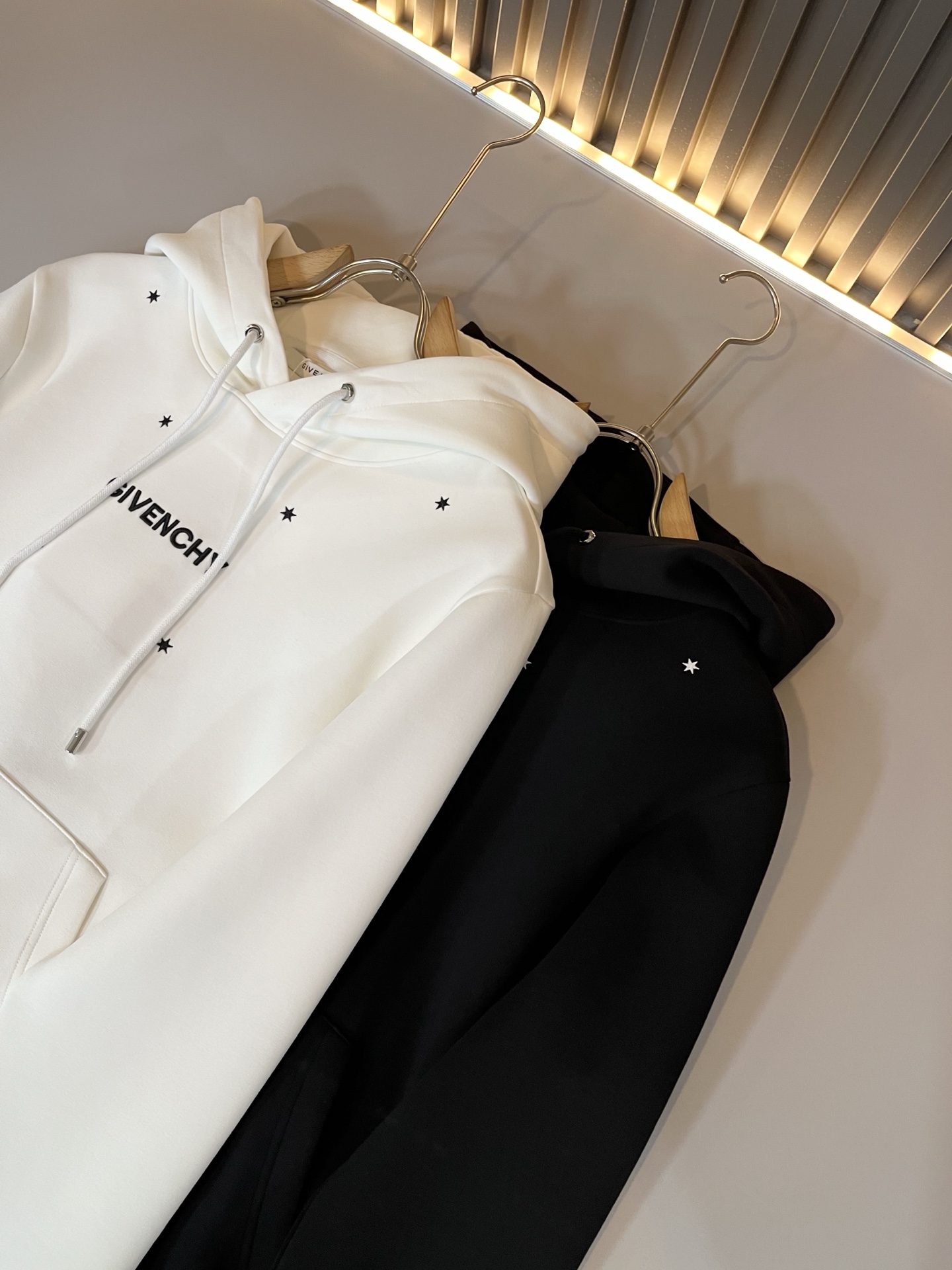 Giv*chy/纪*希2025秋冬新款男女同款👫连帽卫衣，主创时尚注入了全新时尚能量。通过探索各种题材和