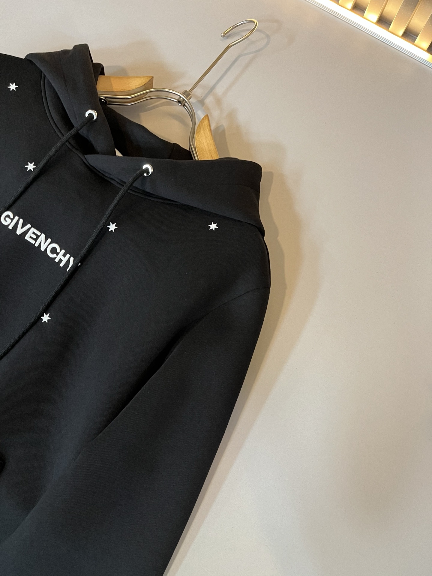 Giv*chy/纪*希2025秋冬新款男女同款👫连帽卫衣，主创时尚注入了全新时尚能量。通过探索各种题材和