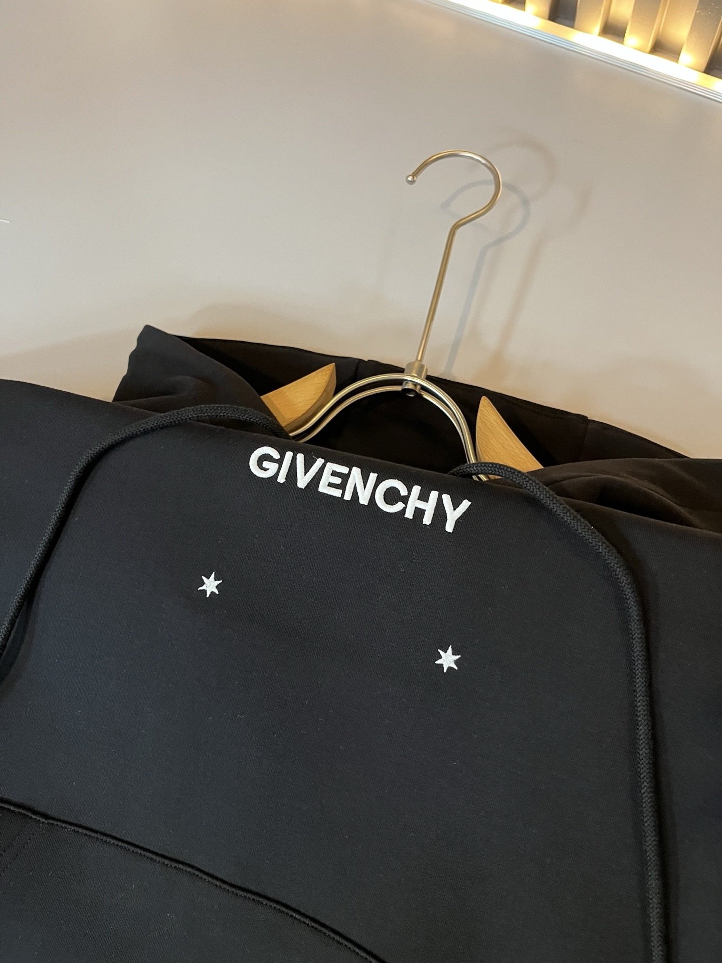 Giv*chy/纪*希2025秋冬新款男女同款👫连帽卫衣，主创时尚注入了全新时尚能量。通过探索各种题材和