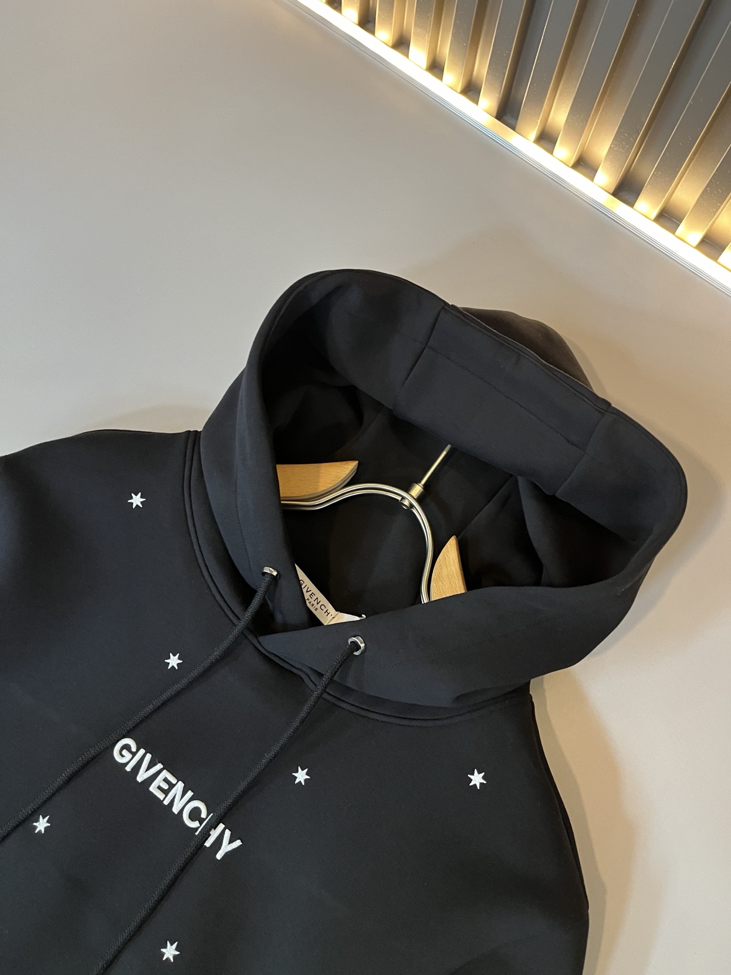 Giv*chy/纪*希2025秋冬新款男女同款👫连帽卫衣，主创时尚注入了全新时尚能量。通过探索各种题材和