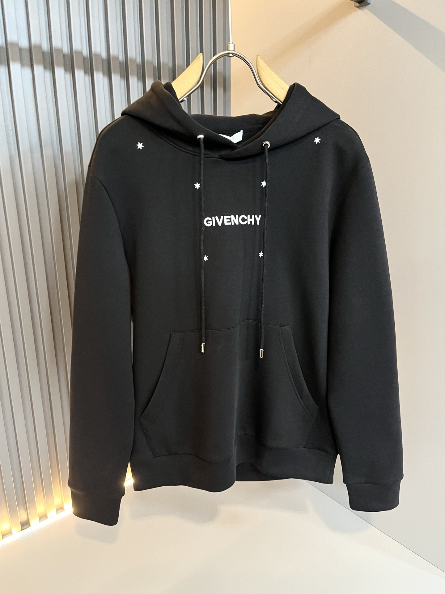 Giv*chy/纪*希2025秋冬新款男女同款👫连帽卫衣，主创时尚注入了全新时尚能量。通过探索各种题材和