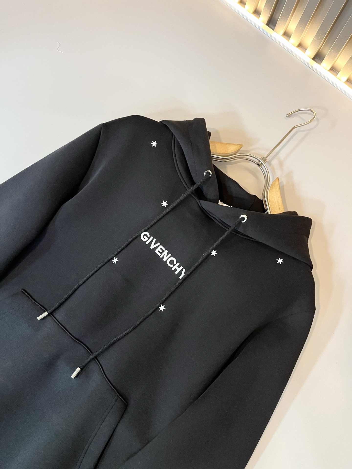 Giv*chy/纪*希2025秋冬新款男女同款👫连帽卫衣，主创时尚注入了全新时尚能量。通过探索各种题材和