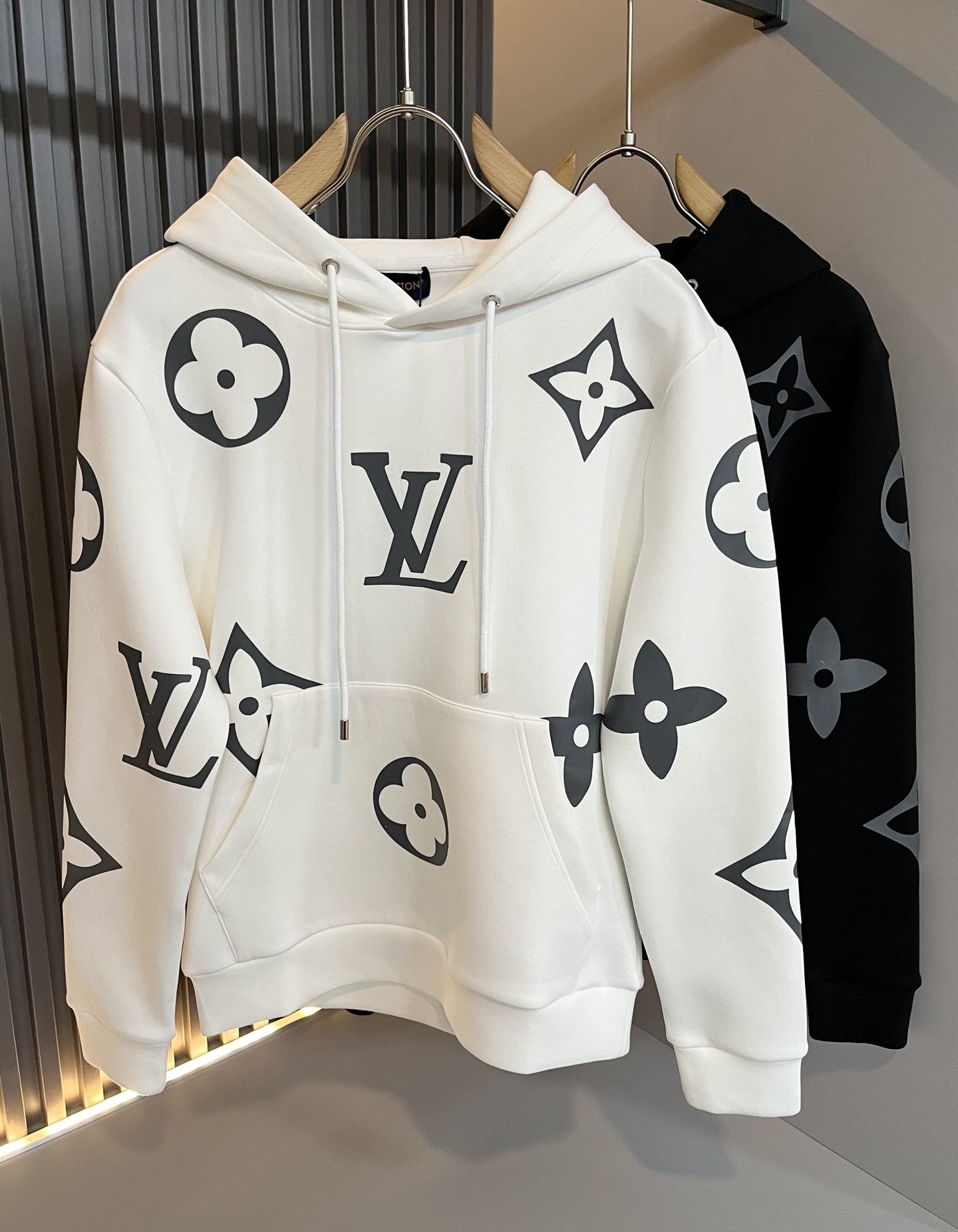 NO:528624,LouisVuitt*Louis*Deng The new series of autumn and winter products in 2025 are launched, a very fashionable and avant-garde long-sleeved sweatshirt for men and women, with logo logo print pattern design on the chest!  Different from the past, it declares the design concept that has been passed down for many years in the brand!  Its eye-catchingness is no less than any classic style, perfectly presenting the fashionable, high-end and luxurious feeling in front of the world!  Made of imported cotton materials, selected high-quality pure cotton fabrics, soft and soft to the touch, the real thing is definitely beyond your imagination, and it has been used to the extreme!  Size S-XL, louis vuitton,louis vuitton,hoodie,sweatshirts,alexander wang19860909LouisVuitt*路易*登 2025秋冬全新系列单品上线,非常时髦前卫的一款男女同款长袖卫衣,胸前标识logo印花图案设计！区别于以往的不同,宣示品牌传承多年的设计理念！其吸睛度完全不亚于任何经典款式,将时髦高级感与奢华感完美呈现在世人眼前！客供进口全棉材质制成,精选优质纯棉面料,触感软糯亲肤细腻,实物到手绝对超乎你的想象,发挥到了极致！尺码S-XL,,louis vuitton,louis vuitton,hoodie,sweatshirts,alexander wang,Men's clothing