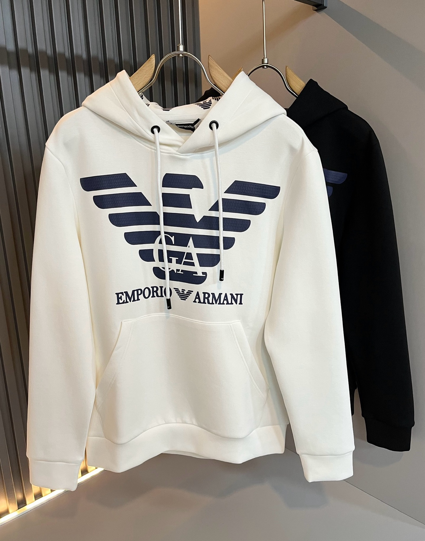 NO:529886,Arman A*ni's new 2025 autumn and winter autumn and winter men's casual long-sleeved hooded sweatshirt, original OEM factory order, logo pattern glue-pressing design!  The simple design is exquisite and elegant, amazing!  Customized original pure cotton fabric, soft and delicate feel, super comfortable on the upper body, and ultimately enjoy wearing!  Inheriting the classic styles of the past, the upper body effect comes naturally, and simple outfits do not require too many accessories. It can easily create a fashionable feeling, and the return rate will also increase. Get it at a speed!  Size S-XL, Armani,hoodie,sweatshirts,hats,alexander wang19860909Arman阿*尼2025秋冬新款男士休闲长袖连帽卫衣,原单代工厂订单,标志logo图案压胶设计！简洁的设计精致优雅,令人叹服！定制原版纯棉棉面料,手感柔软细腻,上身超级舒适,极致的穿着享受！继承着以往的经典版型,上身效果自然而来的出彩,简单穿搭无需过多的饰物,轻松搭出时尚感,回头率也会随之提升.速度入手吧！尺码S-XL,,armani,hoodie,sweatshirts,hats,alexander wang,Men's clothing