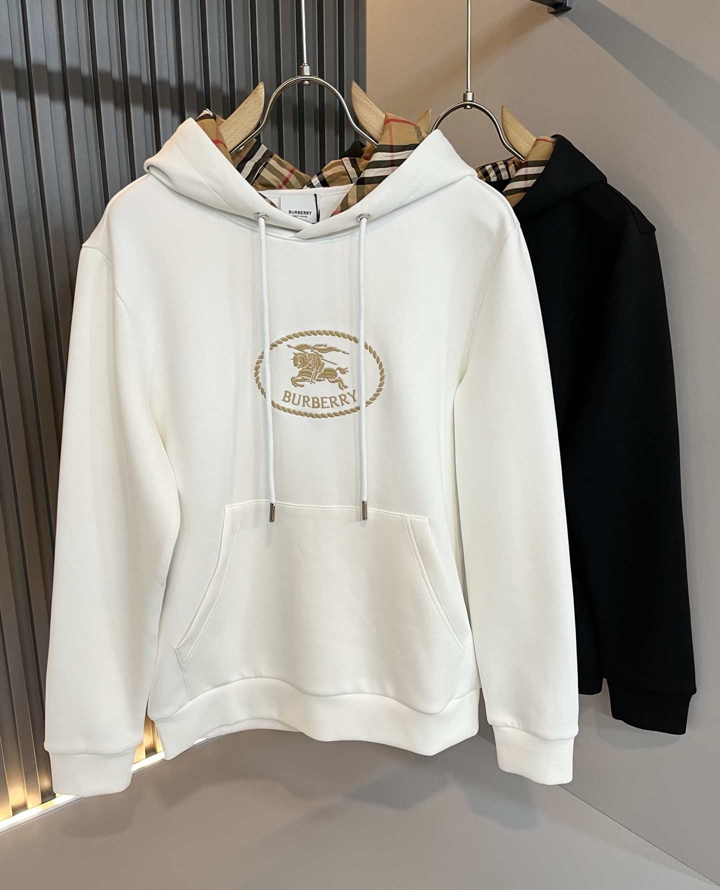 NO:529902,BURBER*Y Ba*li 2025 autumn and winter new style for men and women, basic casual and versatile cotton hooded sweatshirt, same style for men and women!  Trading companies have sparse channels and are released on the official website at the same time!  Embroidery design for body logo sleeves!  It has a refreshing and clean feeling!  This T-shirt is made of imported pure cotton. The materials used by B are still unscrupulous. It has a thin, soft and delicate feel, skin-friendly and breathable, giving you the most ultimate and comfortable wearing experience!  Perfectly blended with the fabric, without glue texture!  Basic regular style cutting, perfect for daily casual wear, so hurry up and buy it!  Size S-XL, Burberry, hoodie, sweatshirts, tees, t-shirt, hats, alexander wang19860909BURBER*Y巴*莉 2025秋冬新款男女同款基础休闲百搭棉质连帽卫衣,男女同款卫衣！贸易公司渠道稀出,同步官网发售！衣身logo袖子刺绣设计！带有一种清爽又干净的感觉！此款T恤衫甄选客供进口纯棉材质制作而成,B家的用料上依然是无法挑剔的,轻薄柔软细腻的手感,亲肤透气、给你最极致舒爽的穿着体验！与面料完美融合为一体,没有胶质感！基础常规的版型裁剪,日常休闲着穿的完美之选,还不赶紧入手！尺码S-XL,,burberry,hoodie,sweatshirts,tees，t-shirt,hats,alexander wang,Men's clothing