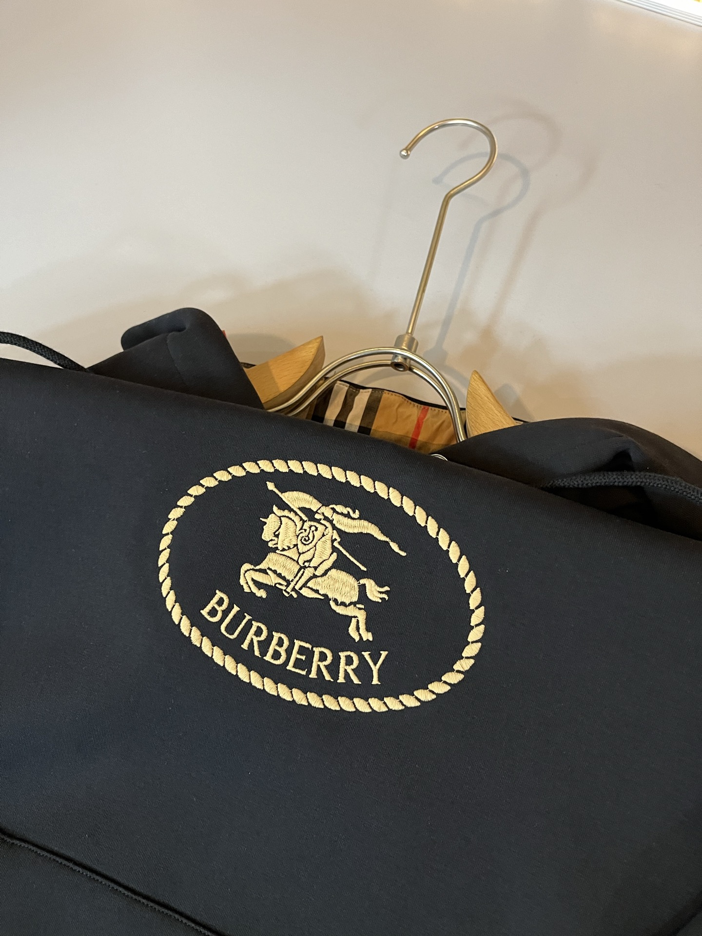 BURBER*Y巴*莉 2025秋冬新款男女同款👫基础休闲百搭棉质连帽卫衣，男女同款卫衣！贸易公司渠道稀