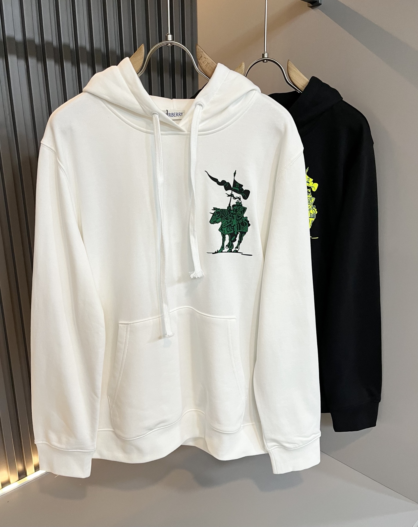 NO:527645,BURBER*Y Ba*li, the new autumn and winter style of men and women, is the basic casual and versatile hooded sweatshirt, with rare channels for trading companies and is released on the official website at the same time!  Glue-pressing design for the body logo!  Cute and playful and refreshing and clean!  This T-shirt is made of imported pure cotton. The materials used by B are still unscrupulous. It has a thin, soft and delicate feel, skin-friendly and breathable, giving you the most ultimate and comfortable wearing experience!  The top digital direct injection printing process is perfectly integrated with the fabric, very light and breathable, without glue texture!  Basic regular style cutting, perfect for daily casual wear, so hurry up and buy it!  Size M-2XL, Burberry, hoodie, sweatshirts, tees, t-shirt, hats, alexander wang19860909BURBER*Y巴*莉 秋冬新款男女同款基础休闲百搭连帽卫衣,贸易公司渠道稀出,同步官网发售！衣身logo压胶设计！可爱俏皮又带有一种清爽又干净的感觉！此款T恤衫甄选客供进口纯棉材质制作而成,B家的用料上依然是无法挑剔的,轻薄柔软细腻的手感,亲肤透气、给你最极致舒爽的穿着体验！顶级数码直喷印花工艺,与面料完美融合为一体,非常的轻薄透气,没有胶质感！基础常规的版型裁剪,日常休闲着穿的完美之选,还不赶紧入手！尺码M-2XL,,burberry,hoodie,sweatshirts,tees，t-shirt,hats,alexander wang,Men's clothing