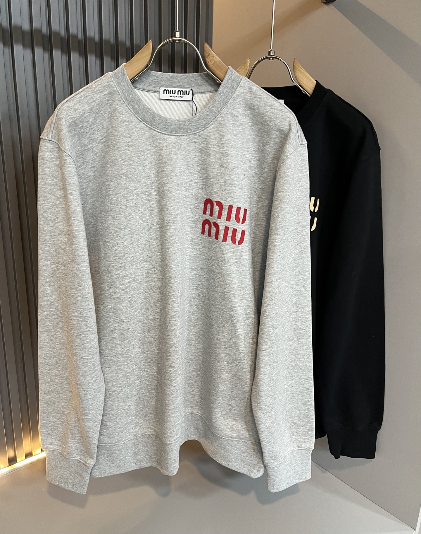 NO:527639,MIUMIU Misunderstanding, the new men and women's sweater style in autumn and winter, the latest design elements of the brand!  Neither monotonous nor complicated, it shows taste just right!  Customer-supplied top-quality pure cotton fabrics!  Comfortable, sweat-absorbing and breathable, the unique high-end fabric presents a simple and elegant temperament!  Chest logo glue pressing design!  Full three-dimensional! Standard cutting design!  Every detail is a synchronized with high-end fashion. Size: M-2XL, miumiu, hoodie, sweatshirts, alexander wang19860909MIUMIU 谬谬 秋冬新款男女同款卫衣,品牌最新设计元素！既不单调也不复杂,恰到好处的展现品味！客供顶级纯棉面料！舒适吸汗透气根本不在话下,面料独具的高奢感呈现简约优雅气质！胸前logo压胶设计！饱满立体!标准裁剪设计！每一处细节都是与高端时尚同步的体现.尺码:M-2XL,,miumiu,hoodie,sweatshirts,alexander wang,Men's clothing