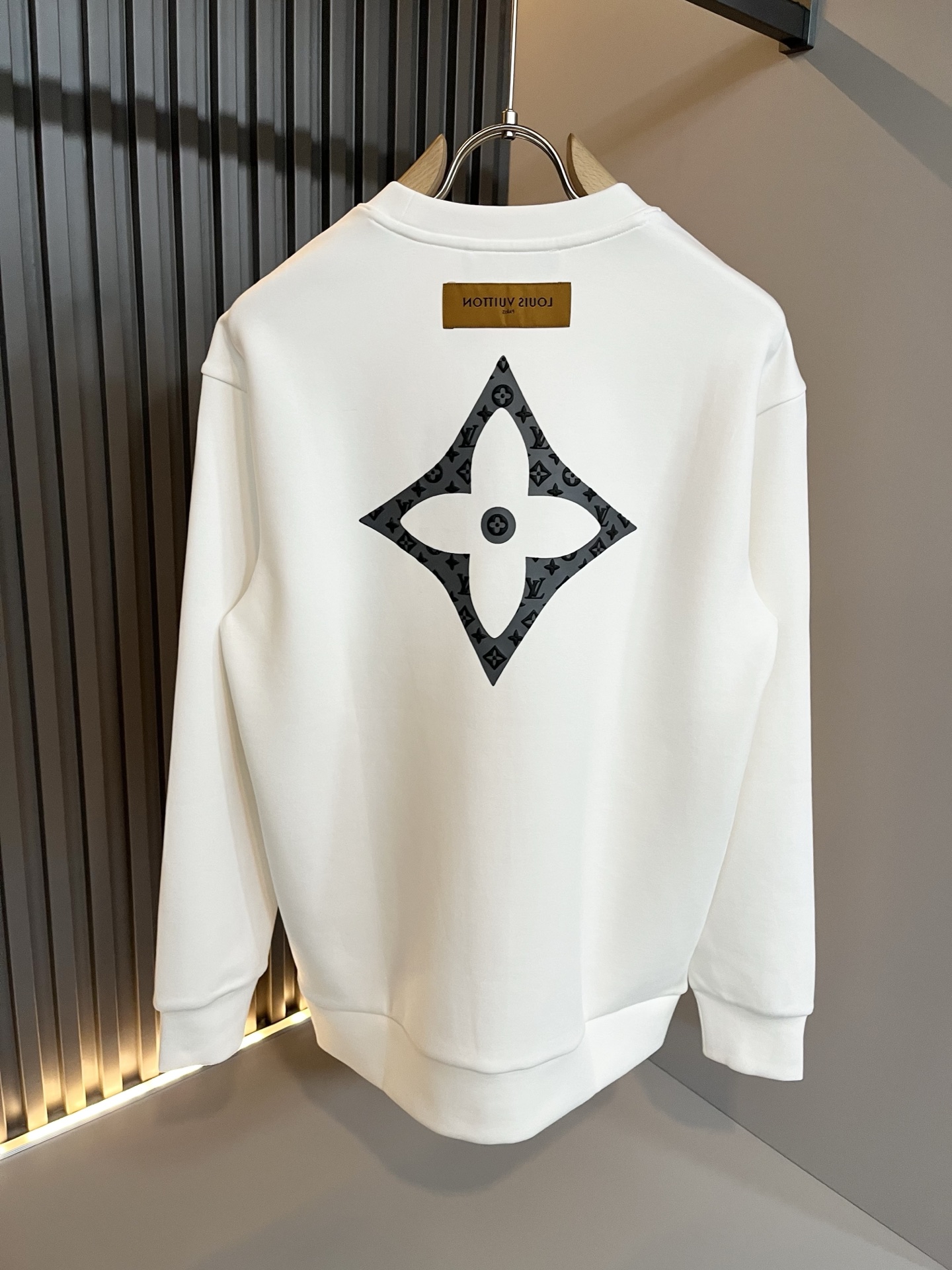 LouisVuitt*路易*登 2025秋冬全新系列单品上线，非常时髦前卫的一款男女同款👫长袖卫衣，胸前