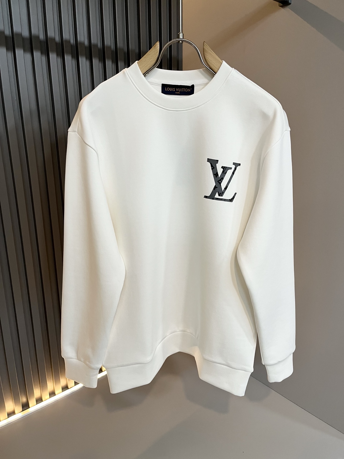 LouisVuitt*路易*登 2025秋冬全新系列单品上线，非常时髦前卫的一款男女同款👫长袖卫衣，胸前