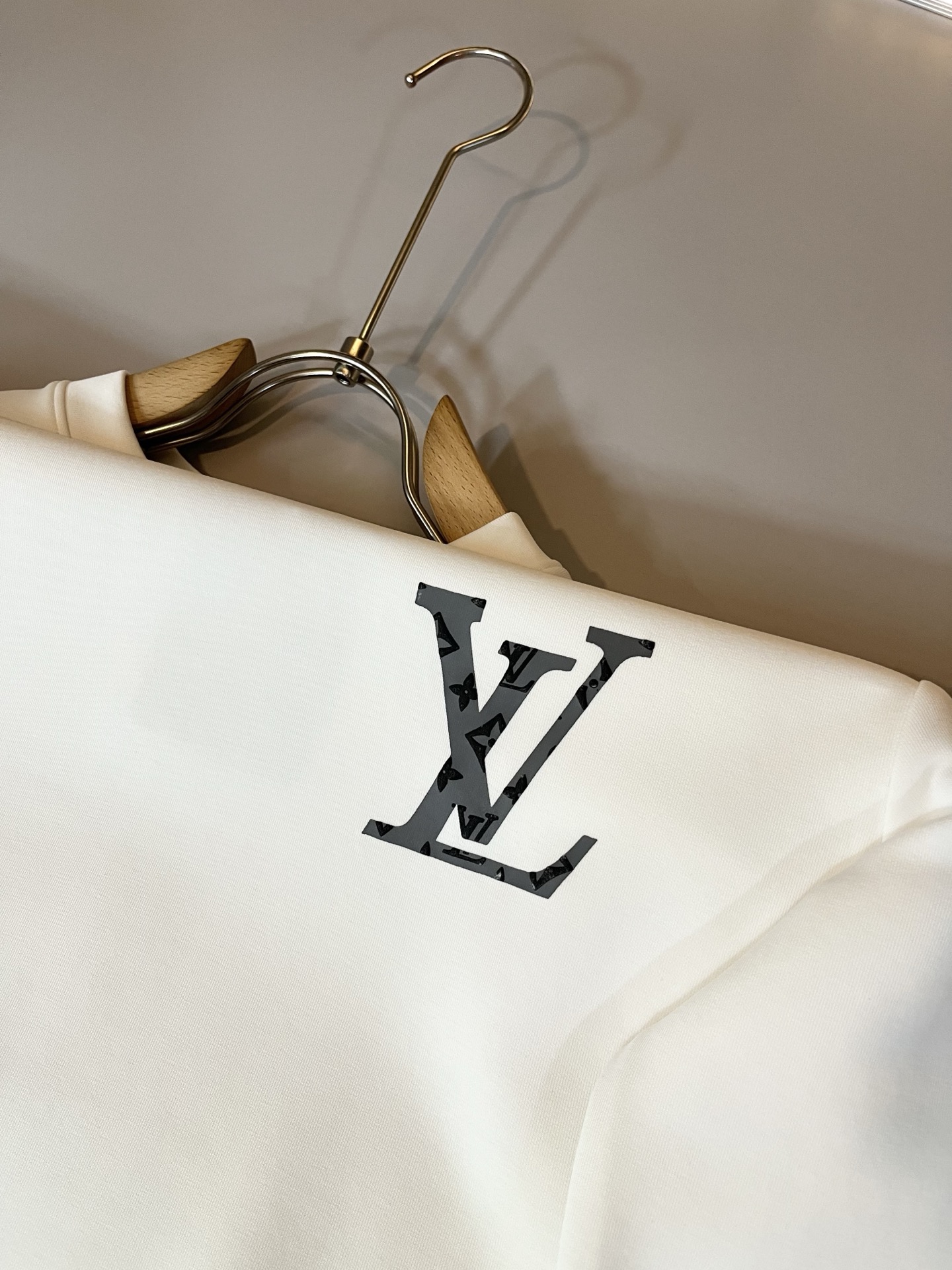 LouisVuitt*路易*登 2025秋冬全新系列单品上线，非常时髦前卫的一款男女同款👫长袖卫衣，胸前