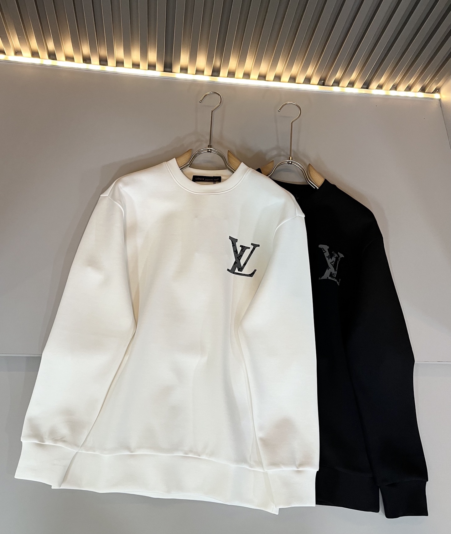 LouisVuitt*路易*登 2025秋冬全新系列单品上线，非常时髦前卫的一款男女同款👫长袖卫衣，胸前