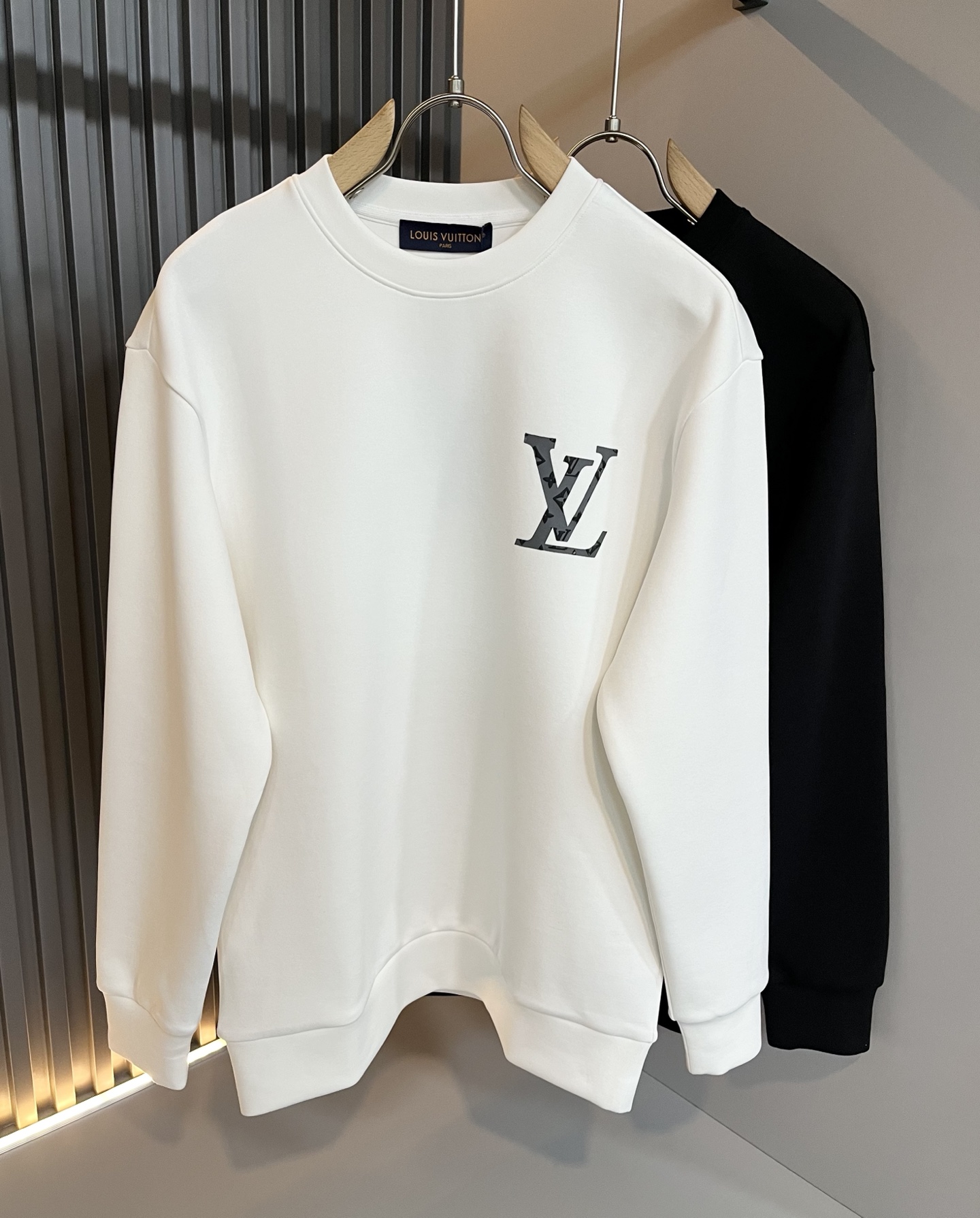 NO:530719,LouisVuitt*Louis*Deng The new series of autumn and winter products in 2025 are launched, a very fashionable and avant-garde long-sleeved sweatshirt for men and women, with a logo pattern printed design on the chest!  Different from the past, it declares the design concept that has been passed down for many years in the brand!  Its eye-catchingness is no less than any classic style, perfectly presenting the fashionable, high-end and luxurious feeling in front of the world!  Made of imported cotton materials, selected high-quality pure cotton fabrics, soft and soft to the touch, the real thing is definitely beyond your imagination, and it has been used to the extreme!  Size S-XL, louis vuitton,louis vuitton,hoodie,sweatshirts,alexander wang19860909LouisVuitt*路易*登 2025秋冬全新系列单品上线,非常时髦前卫的一款男女同款长袖卫衣,胸前标识logo图案印花设计！区别于以往的不同,宣示品牌传承多年的设计理念！其吸睛度完全不亚于任何经典款式,将时髦高级感与奢华感完美呈现在世人眼前！客供进口全棉材质制成,精选优质纯棉面料,触感软糯亲肤细腻,实物到手绝对超乎你的想象,发挥到了极致！尺码S-XL,,louis vuitton,louis vuitton,hoodie,sweatshirts,alexander wang,Men's clothing