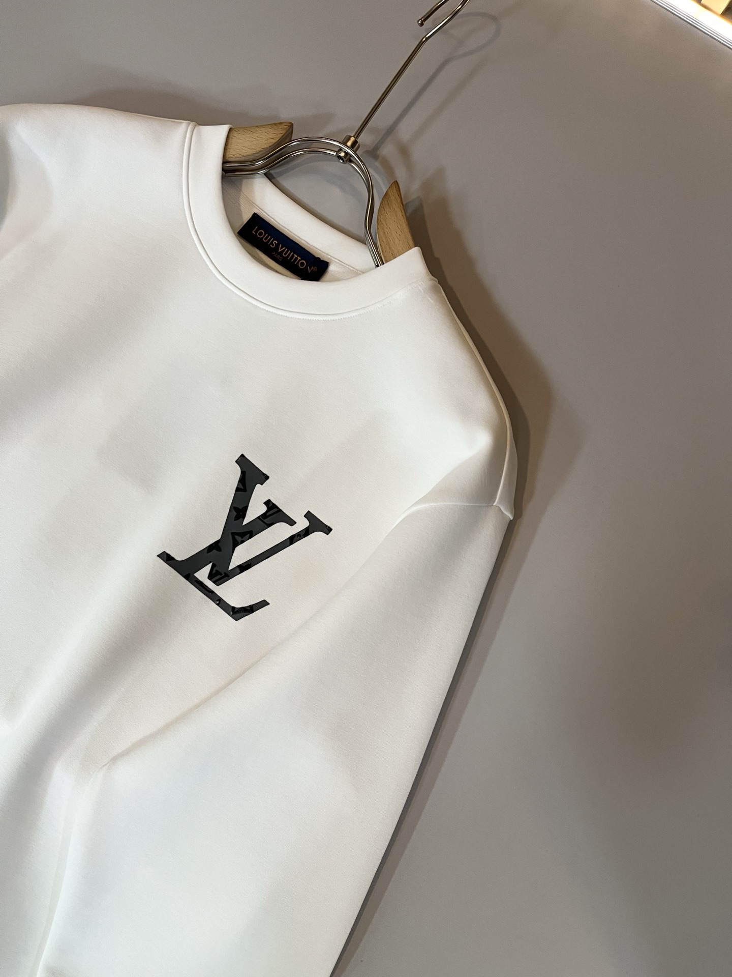 LouisVuitt*路易*登 2025秋冬全新系列单品上线，非常时髦前卫的一款男女同款👫长袖卫衣，胸前