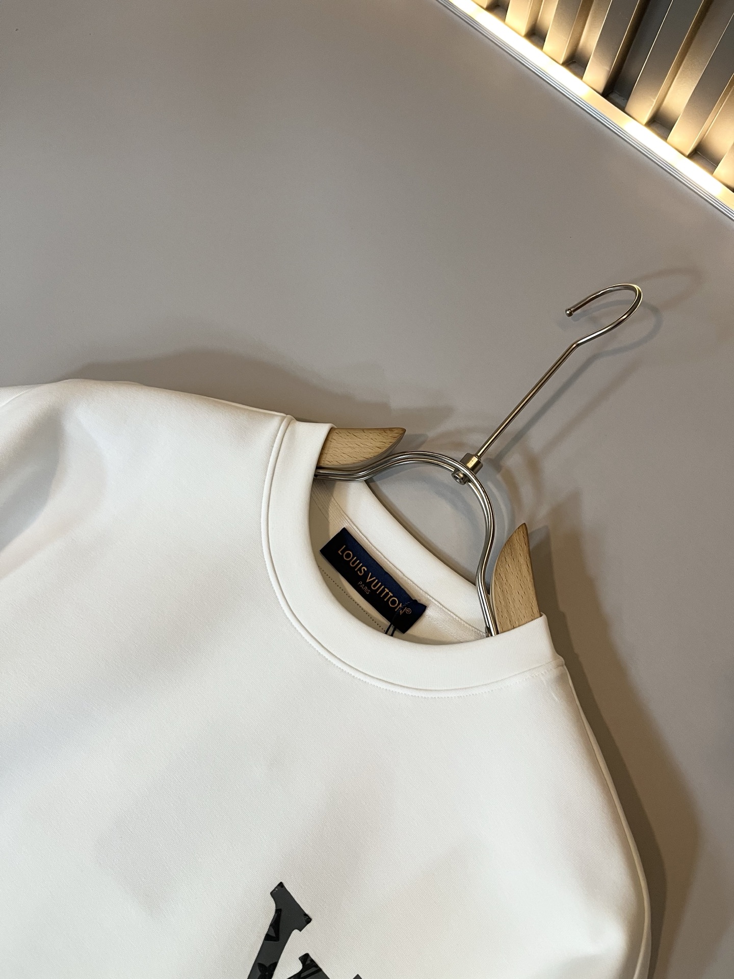 LouisVuitt*路易*登 2025秋冬全新系列单品上线，非常时髦前卫的一款男女同款👫长袖卫衣，胸前