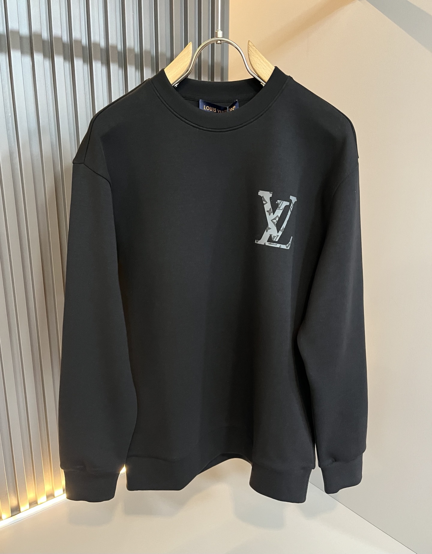 LouisVuitt*路易*登 2025秋冬全新系列单品上线，非常时髦前卫的一款男女同款👫长袖卫衣，胸前