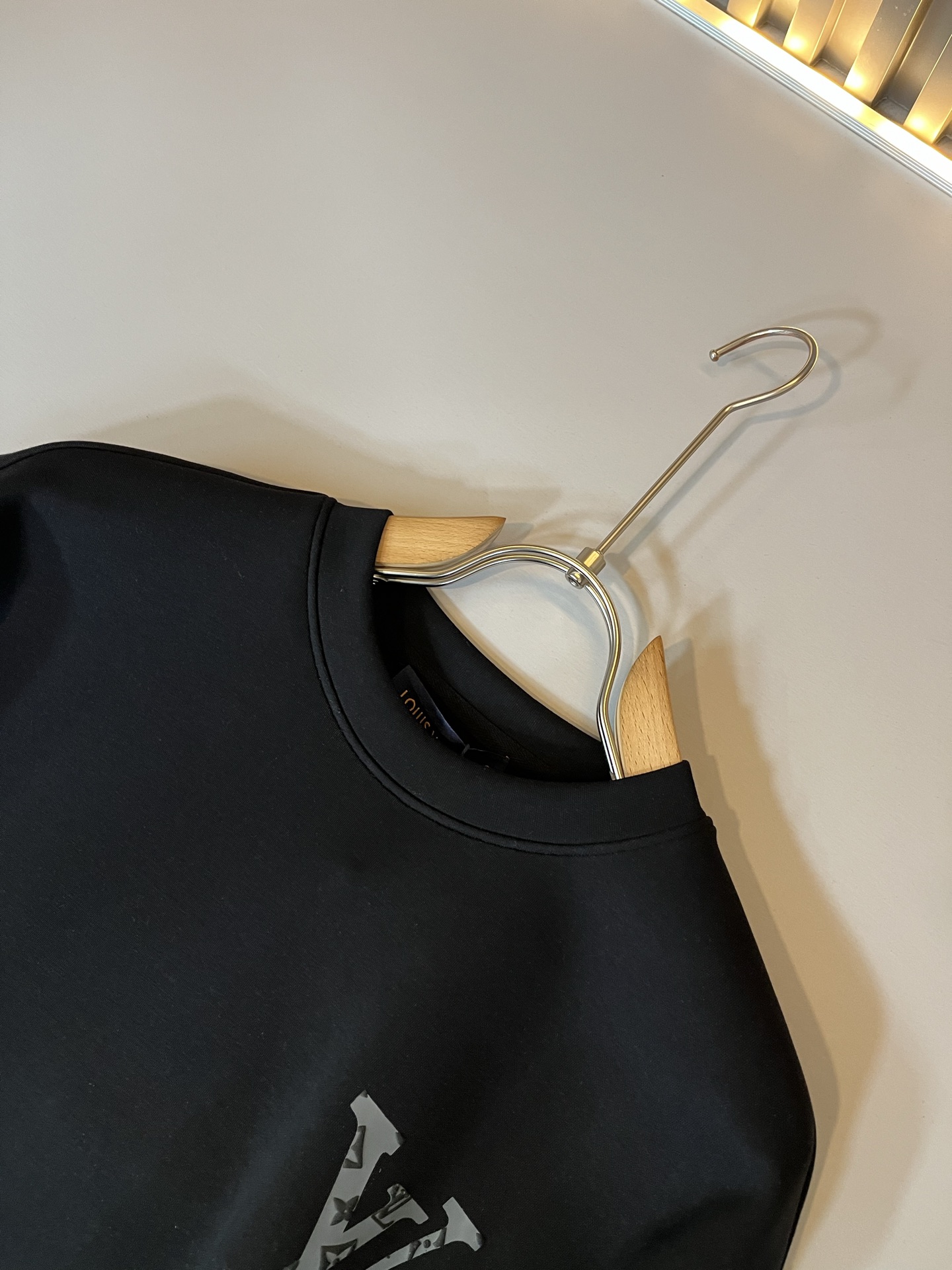 LouisVuitt*路易*登 2025秋冬全新系列单品上线，非常时髦前卫的一款男女同款👫长袖卫衣，胸前