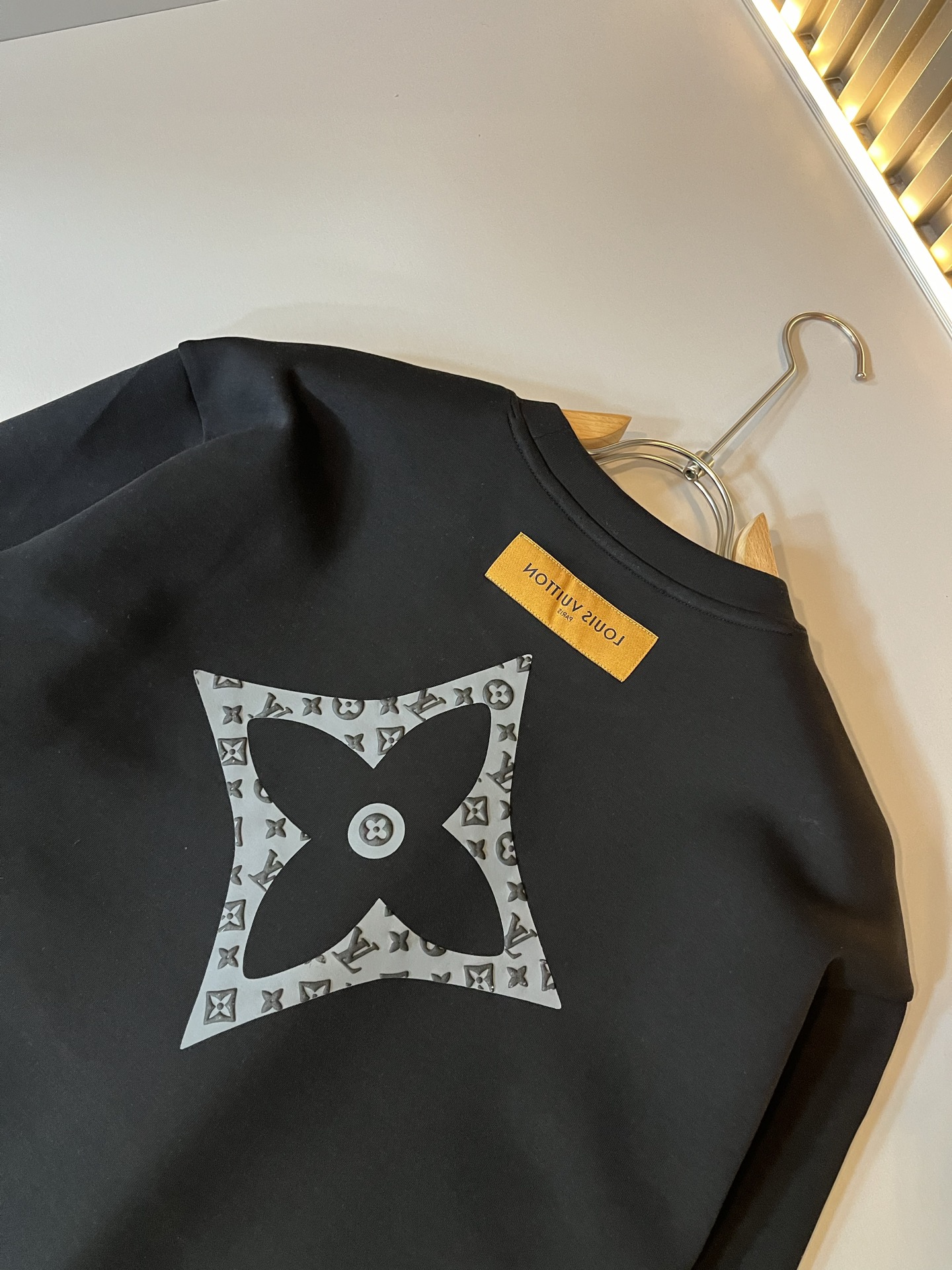 LouisVuitt*路易*登 2025秋冬全新系列单品上线，非常时髦前卫的一款男女同款👫长袖卫衣，胸前