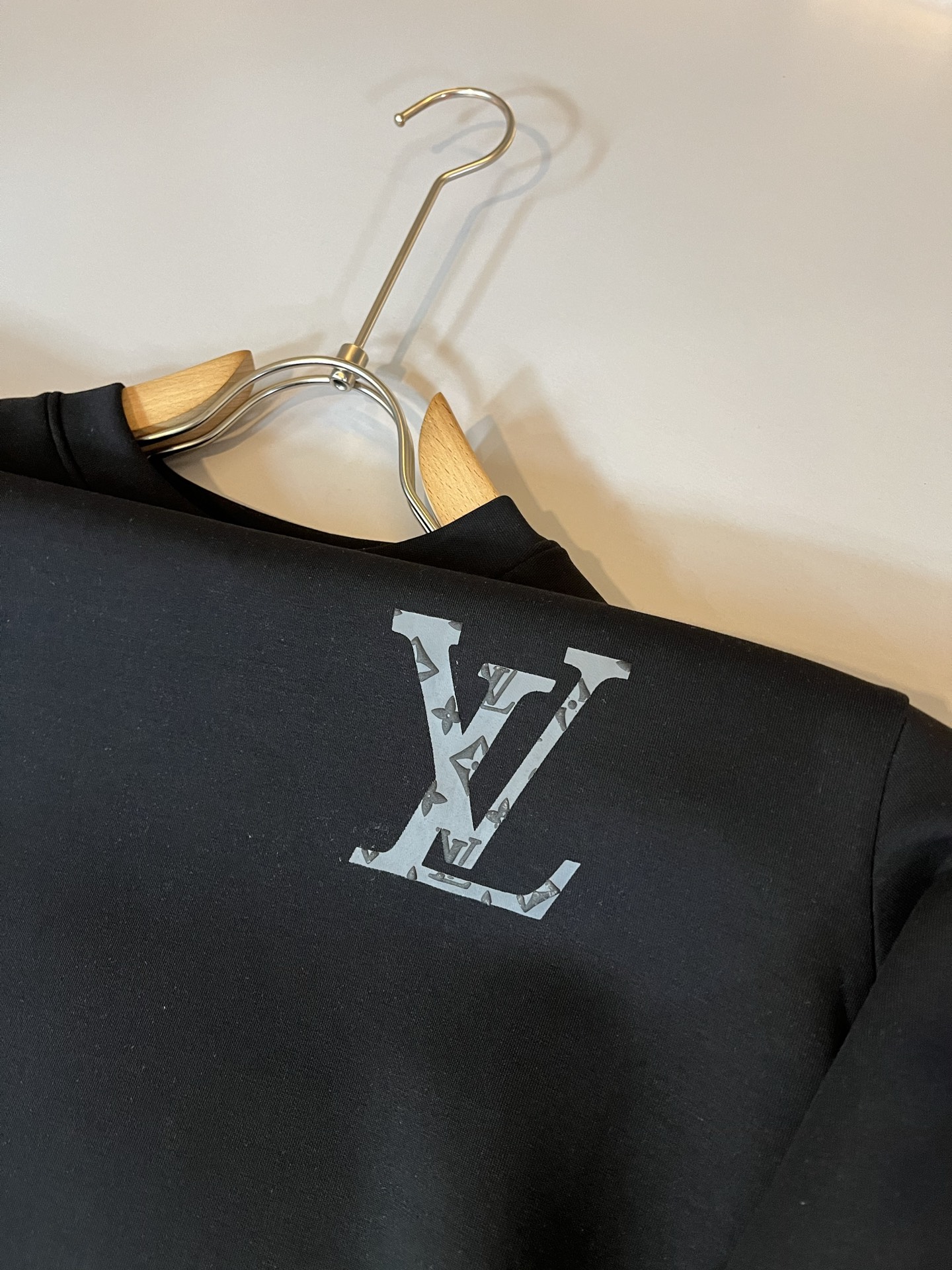 LouisVuitt*路易*登 2025秋冬全新系列单品上线，非常时髦前卫的一款男女同款👫长袖卫衣，胸前