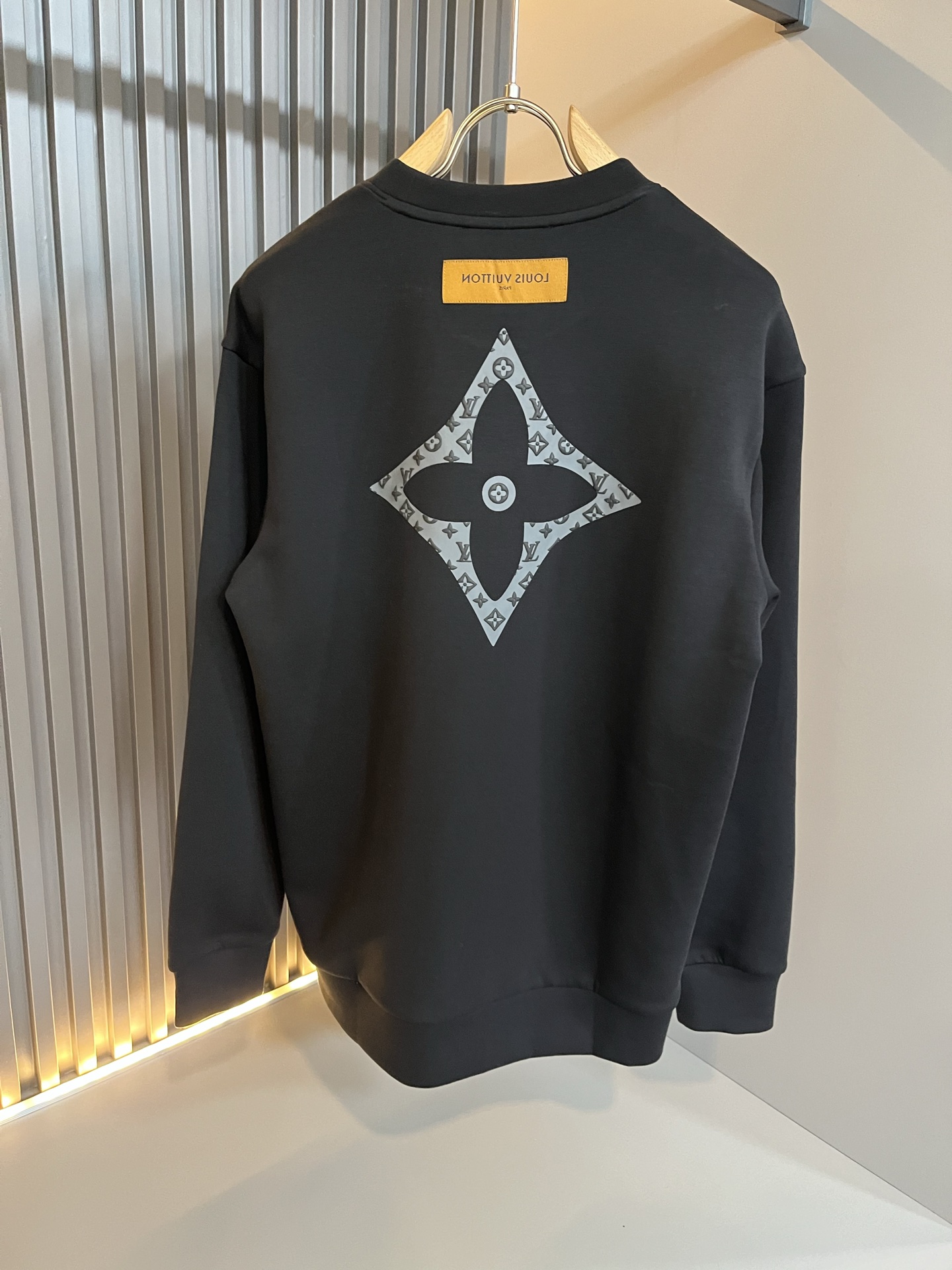 LouisVuitt*路易*登 2025秋冬全新系列单品上线，非常时髦前卫的一款男女同款👫长袖卫衣，胸前