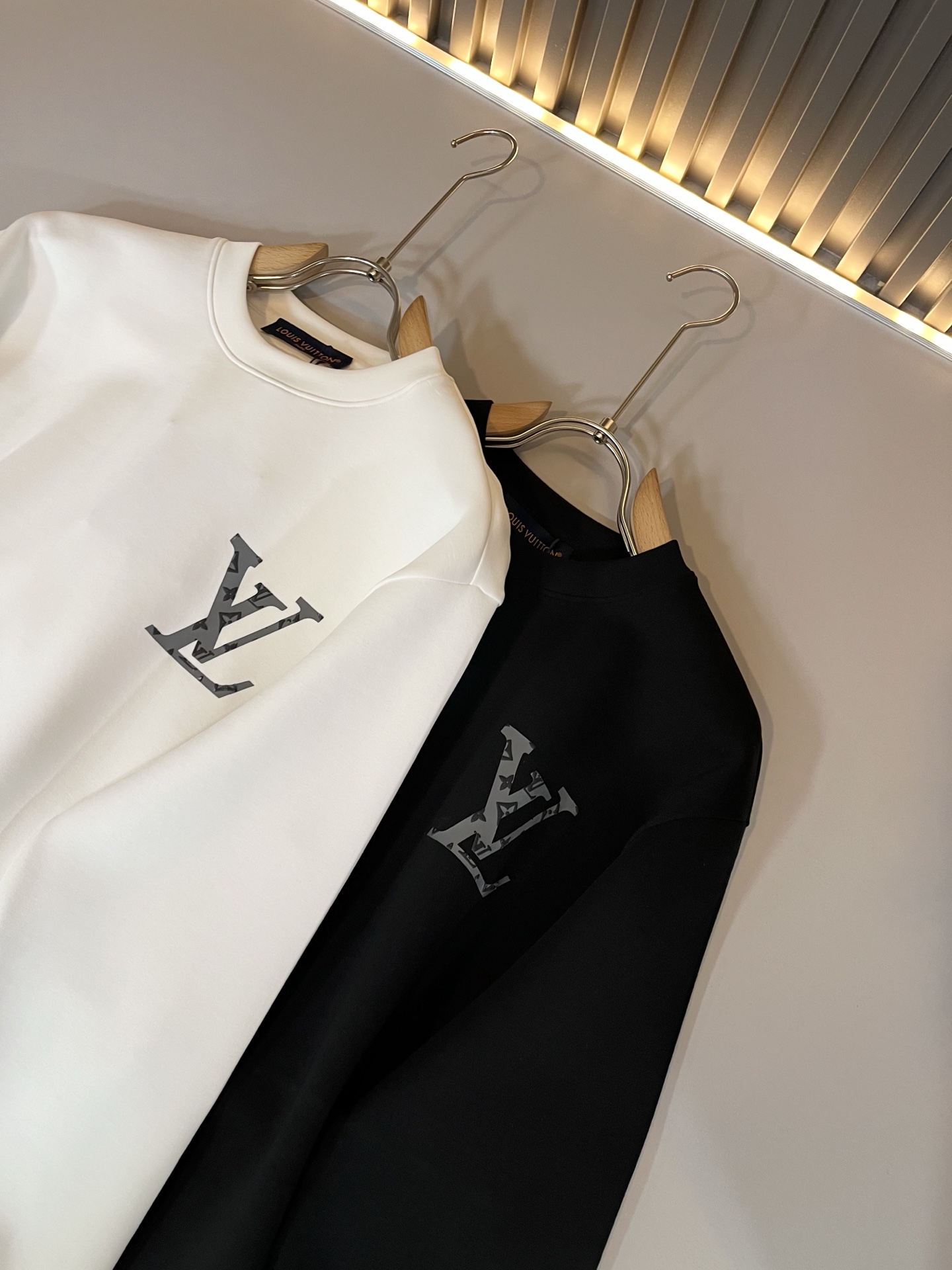 LouisVuitt*路易*登 2025秋冬全新系列单品上线，非常时髦前卫的一款男女同款👫长袖卫衣，胸前