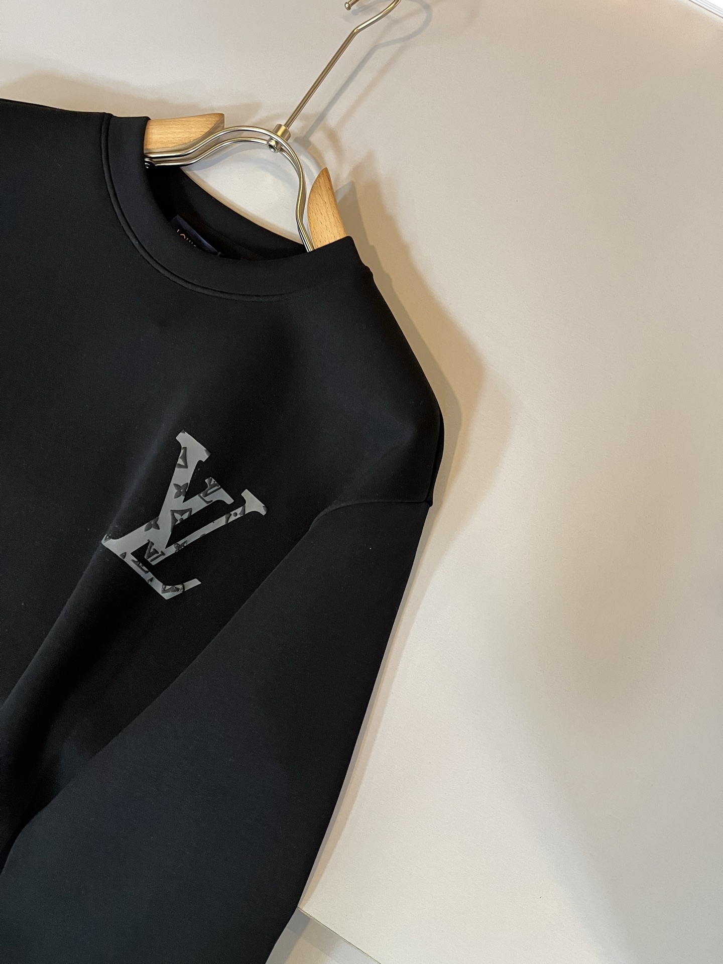 LouisVuitt*路易*登 2025秋冬全新系列单品上线，非常时髦前卫的一款男女同款👫长袖卫衣，胸前