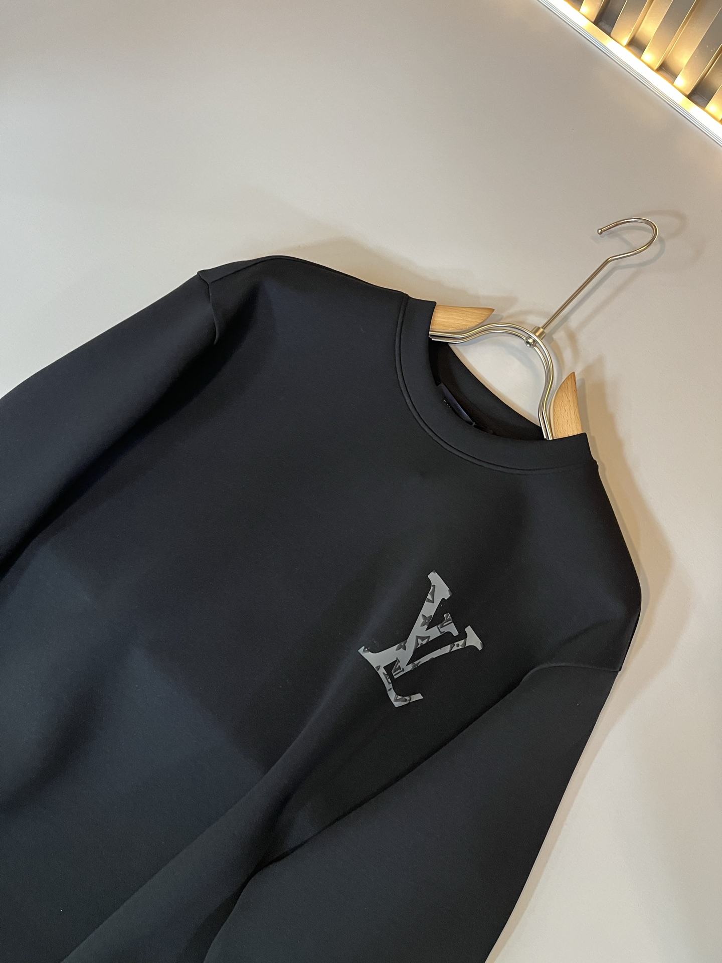 LouisVuitt*路易*登 2025秋冬全新系列单品上线，非常时髦前卫的一款男女同款👫长袖卫衣，胸前