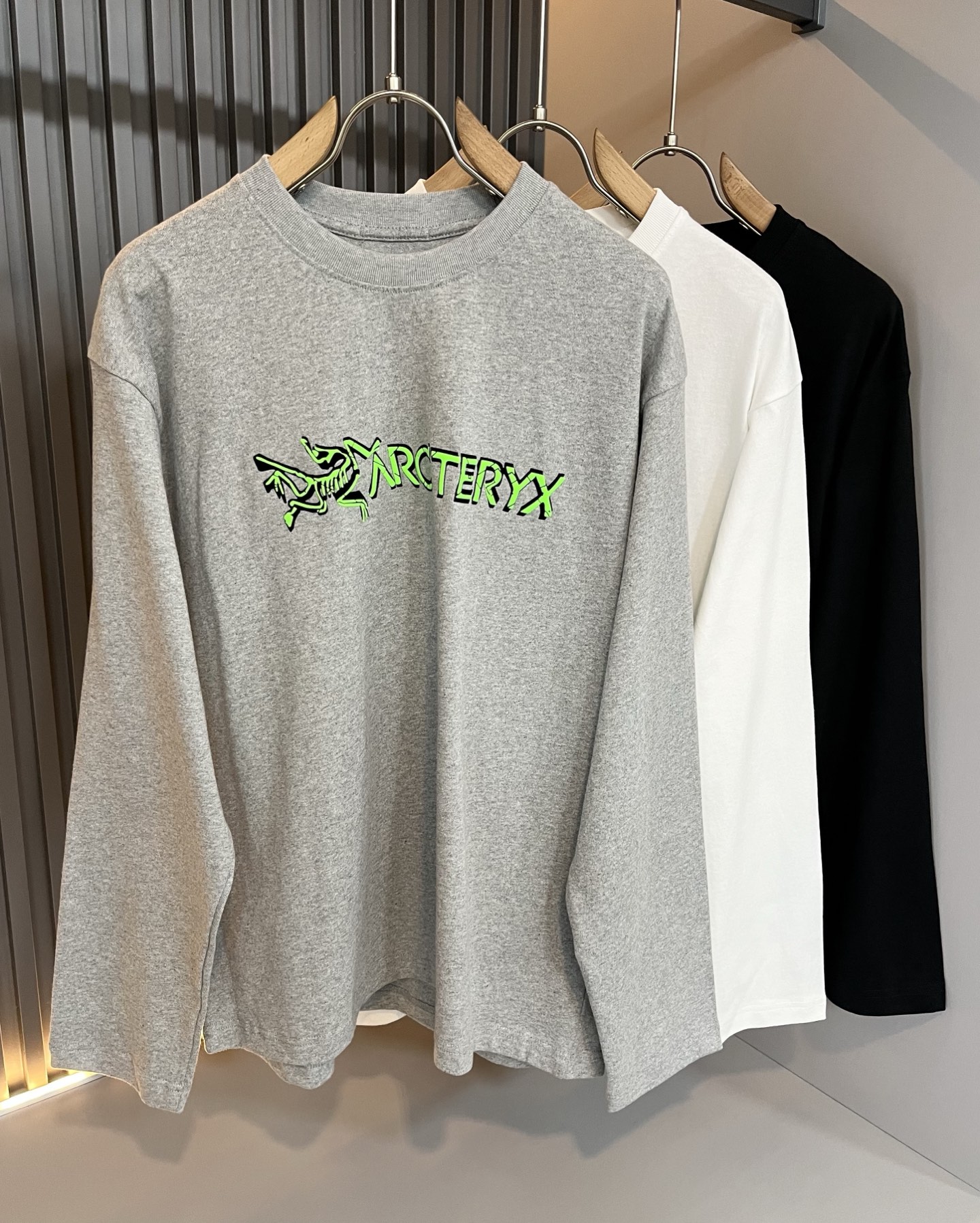 NO:530709,ARCTER*X Original Archaeological Bird 2025 spring and summer new men's base shirt, outdoor brands may first think of Canadian goose and Archaeological Bird. It gives people a feeling of trying out the label!  In addition to being quite accomplished in style design, the most obvious or most expert should be to have deeper and unique insights and attainments in fabrics. Through continuous structural research and problem-solving, and characterized by unique research on fabrics, these alone are enough to support it to become the first new logo brand image in the clothing manufacturing industry. This model is made of elastic spandex!  The fabric after seiko blending has a smooth and soft feel, and it has both natural beauty and comfort. The large body style is cut cleanly and cleanly, and the fabric shows a different hazy structural beauty. It is made of exclusive mold customization, and the fabric and its skills test the workers, and the breast logo pattern glue-pressing design!  It really tests the handmade work of every master!  It makes the whole clean and neat, without leaving any thread. Now men who pursue life are more refined in life!  Size M-2XL, arc'teryx,alexander wang19860909ARCTER*X始*祖鸟 2025春夏新款男士打底衫,户外品牌可能大家第一想到的就是加拿大鹅、始祖鸟.给人一种标签试的感觉！除了在款式设计上颇有造诣之外,最明显或者说最为拿手的,应该就是在面料上的拥有更深独特见解跟造诣了.通过不断地结构研究和问题处理,在以面料独特研究为特征,仅凭这些就已经足以支撑其成为服装制造行业中,首屈可数的新标志品牌形象.此款采用弹力氨纶材质！通过精工混纺之后的面料,手感细滑柔软,同时兼具自然美感跟舒适度.大身上版型裁剪简洁干净,面料上显现出了不一样朦胧的结构性美感来.独家开模定制而成,面料及其考验工人的技术,胸前logo图案压胶设计！真的是很考验每位师傅的手工制作！使得整体干净利索,不留一丝线头.现在对于生活有所追求的男性也在生活中更为精致！尺码M-2XL,arc'teryx,alexander wang,Men's clothing