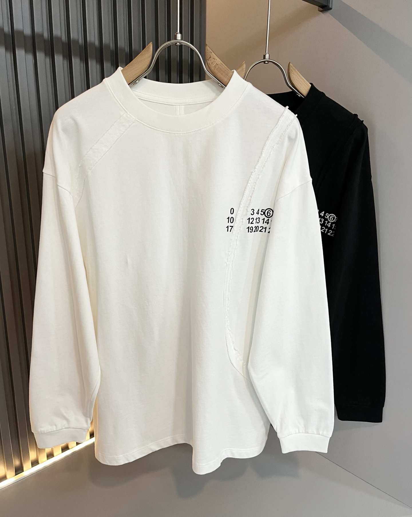 NO:530705,Maison Margiel 2025 autumn and winter new casual sweatshirts for men and women are released simultaneously in the counter!  Customized exclusive fabrics, letter logo pattern printing design on the chest!  !  Simple and generous, calm and versatile, extremely high-end, perfectly integrated with fashion and style, a top fashionable style that perfectly suits the outside wear!  The overall feeling is natural!  Extremely classic versatile casual pants, customized original cotton fabric!  The ultimate perfection of heavy industry!  Fans who pursue high quality are please buy them by themselves, and all fans who know the goods are invited to appreciate this model together!  !  Size M-2XL, Masion Margiela,hoodie,sweatshirts,alexander wang19860909马吉拉 maison margiel 2025秋冬新款男女同款休闲卫衣,专柜同步发售！定制专属面料,胸前字母logo图案印花设计！！简约大方,从容百搭,档次极高,完美融入时尚还有风情感一款完美符合外穿的顶尖时髦气质款！整体给人浑然天成的感觉！极致经典的百搭型休闲裤,定制原版纯棉面料！极致的重工极致的完美！追求高品质的粉丝们请自行抢购,诚邀所有识货的粉丝一同鉴赏此款！！尺码M-2XL,,masion margiela,hoodie,sweatshirts,alexander wang,Men's clothing