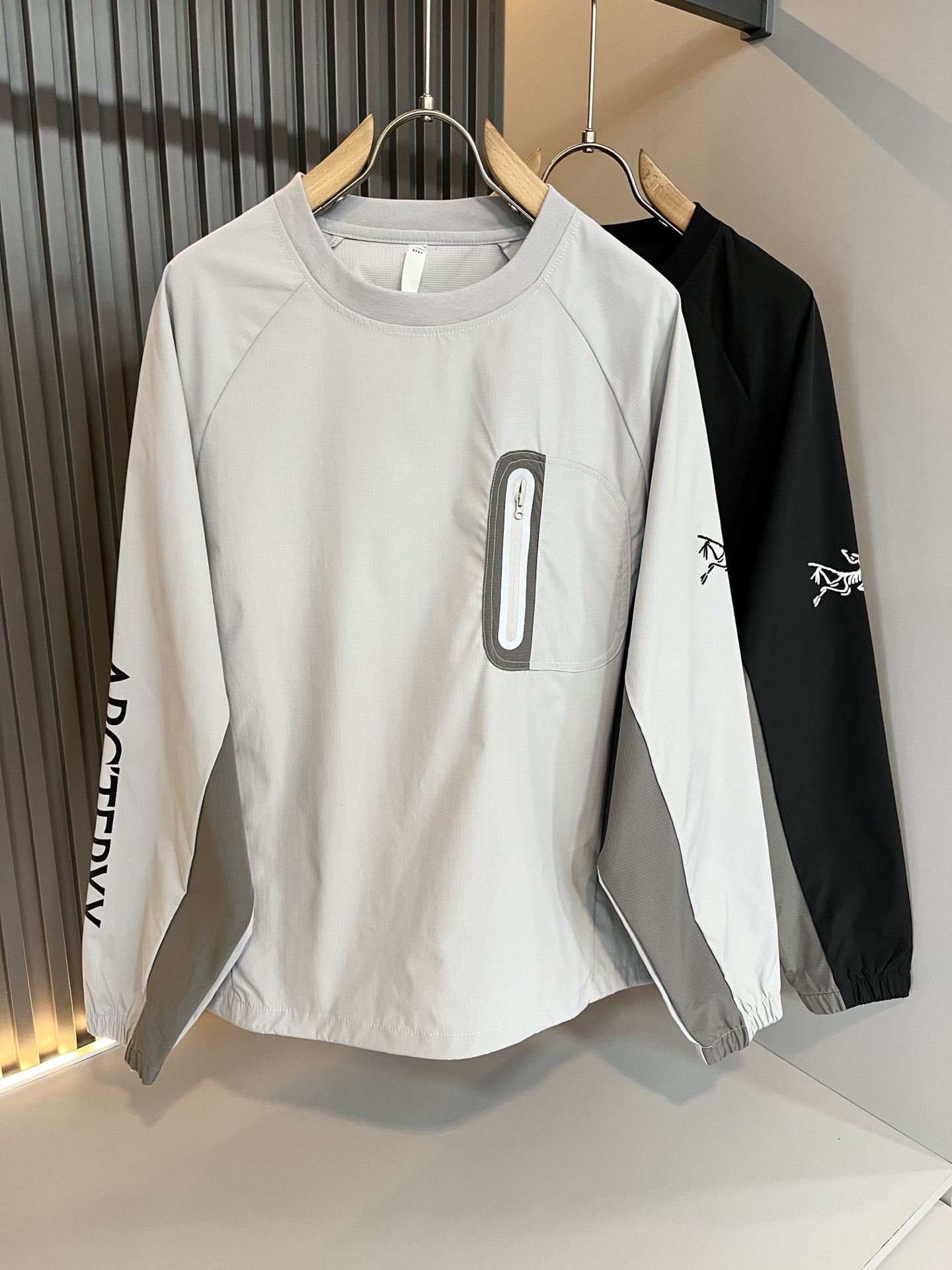 NO:530699,ARCTER*X Original Archaeological Bird 2025 autumn and winter new casual sweatshirts for men and women. The first thing that everyone thinks of outdoor brands is Canadian goose and Archaeological Bird. It gives people a feeling of trying out the label!  In addition to being quite accomplished in style design, the most obvious or most expert should be to have deeper and unique insights and attainments in fabrics. Through continuous structural research and problem-solving, and characterized by unique research on fabrics, these alone are enough to support it to become the first new logo brand image in the clothing manufacturing industry. This model is made of polyester fiber!  The fabric after Seiko polyester fiber has a smooth and soft feel, and it has both natural beauty and comfort. The large body style is cut cleanly and cleanly, and the fabric shows a different hazy structural beauty. It is made of exclusive mold customization. The fabric and its technology test the workers, can be smooth and smooth without wrinkles!  Chest logo pattern printing design!  It really tests the handmade work of every master!  It makes the whole clean and neat, without leaving any thread. Now men who pursue life are more refined in life!  Size S-2XL, arc'teryx, hoodie, sweatshirts, alexander wang19860909ARCTER*X始*祖鸟 2025秋冬新款男女同款休闲卫衣,户外品牌可能大家第一想到的就是加拿大鹅、始祖鸟.给人一种标签试的感觉！除了在款式设计上颇有造诣之外,最明显或者说最为拿手的,应该就是在面料上的拥有更深独特见解跟造诣了.通过不断地结构研究和问题处理,在以面料独特研究为特征,仅凭这些就已经足以支撑其成为服装制造行业中,首屈可数的新标志品牌形象.此款采用聚酯纤维材质！通过精工聚酯纤维之后的面料,手感细滑柔软,同时兼具自然美感跟舒适度.大身上版型裁剪简洁干净,面料上显现出了不一样朦胧的结构性美感来.独家开模定制而成,面料及其考验工人的技术,能做到平整服帖又不起皱！胸前logo图案印花设计！真的是很考验每位师傅的手工制作！使得整体干净利索,不留一丝线头.现在对于生活有所追求的男性也在生活中更为精致！尺码S-2XL,arc'teryx,hoodie,sweatshirts,alexander wang,Men's clothing