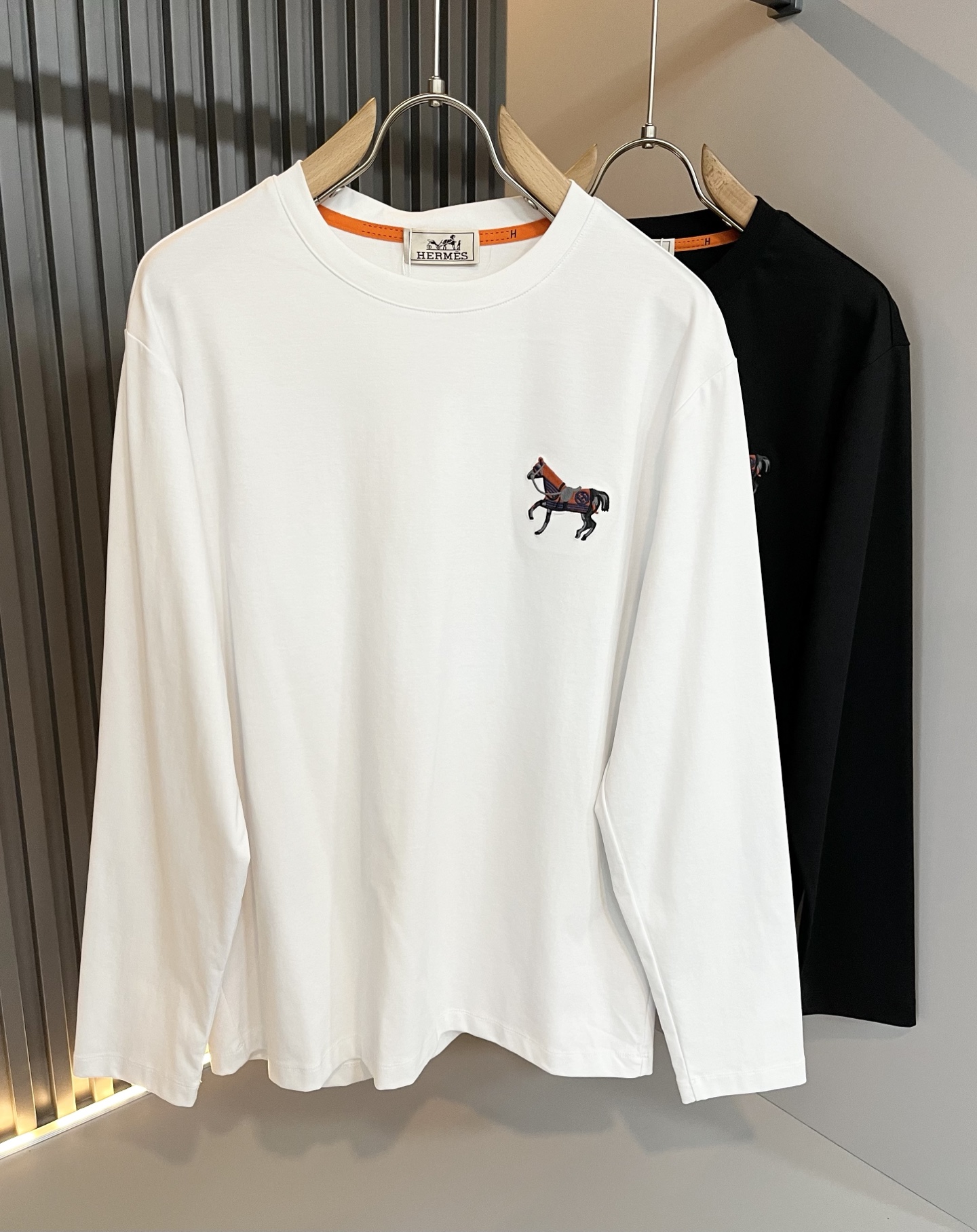 NO:527633,Her*mes autumn and winter new men's long-sleeved base T-shirt, a brand new upgraded versatile basic style, low-key and luxurious, and a choice of character!  Select high-quality and selected pure cotton fabrics!  Created, enjoy a relaxed and comfortable wearing experience, with super vertical performance, and has a strong sense of art. The iconic logo embroidery craftsmanship is designed with meticulous craftsmanship and high recognition, showing the new brand micro-label culture!  Classic perfect design, precise and in place for cutting. Simple and atmospheric style, and can show fashionable charm in daily leisure life. Size M-3XL, tees, t-shirt, alexander wang19860909Her*mes爱*仕秋冬新款男士长袖打底T恤,全新升级百搭基础款,低调奢华,品格之选！甄选优质精选纯棉面料！打造而成,享受轻松自在的穿着体验,有着超强的垂直性能 艺术感极强标志性logo刺绣工艺设计,工艺细致,辨识度极高,展现全新品牌微标文化！经典完美版型设计,在裁剪上精准到位.简约大气风格,又能在日常休闲生活中展现时尚魅力.尺码M-3XL,,tees，t-shirt,alexander wang,Men's clothing