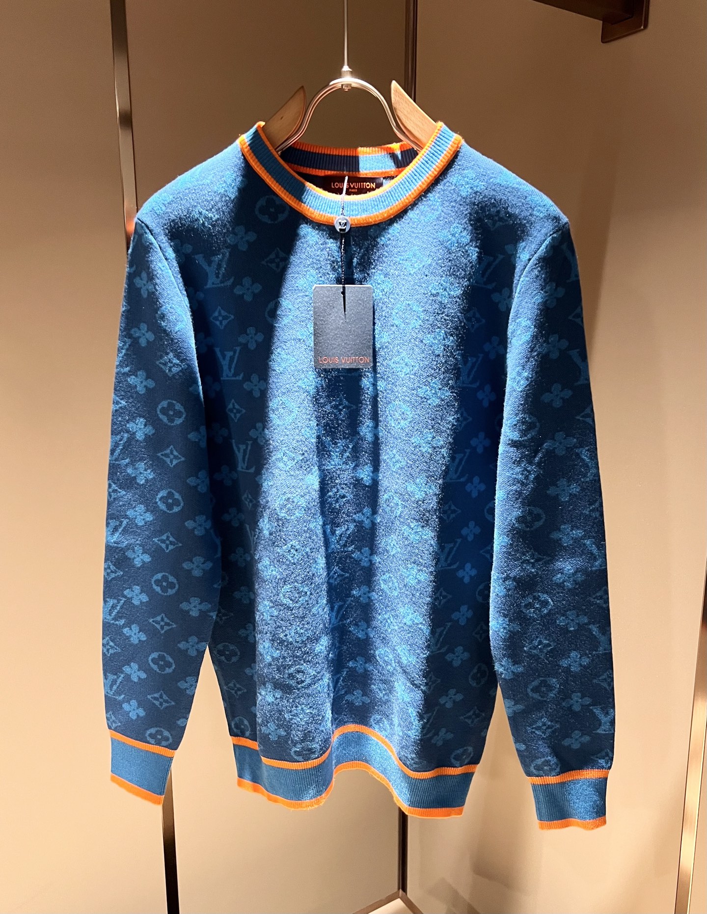 NO:528636,Louis Vuit*on 2025 Autumn and Winter Louis Family Light Luxury Monogram Crocheted Knitted Wool Sweater!  Decoration for men and women!  The new high-end Louis family, the details and quality are always flawless, and creative designs are emerging one after another. If you don’t buy a few pieces this fall and winter, you can’t be considered a fashion expert. Monogram crochet pattern design!  It is a thing that everyone loves. It is made of top-grade wool blend, super soft and tough, and has excellent breathability. It comes from world-class trade-level OEM channels, and is extremely rare in quantity and cannot be sold out. The 'Dou Brand' produces prestigious items every year, and the three-dimensional logo presents an extraordinary texture and is clean and neat. This is the special skill of the Louis family and the latest craftsmanship this quarter. The degree of meticulousness has reached the top, and the slim three-dimensional tailoring design is a unique one. It is a fusion of luxury and fashion!  Size M-3XL, louis vuitton,louis vuitton,louis vuitton,alexander wang19860909Louis Vuit*on 2025秋冬路易家族轻奢Monogram钩织针织羊毛衫！男女同款装饰！ 路易家族的新高端,细节品质永远的那么完美无瑕,创意设计层出不穷.今年秋冬季节没有入手几件路易你算不上时尚达人.Monogram钩织图案设计！实属人见人爱的东西.顶级羊毛混纺打造,超级柔软且具有韧性,透气感也是绝佳.来自世界级贸易级别的代工厂渠道,数量极其稀少售完无补.“驴牌”每年都会出的老花单品,立体Logo呈现不一般的质感,干净俐落.这是路易家族的看家绝活也是本季度的最新工艺.细致化程度已经达到顶端了,修身立体剪裁的版型设计堪称一绝.属于奢华与时尚的融合！尺码M-3XL,,louis vuitton,louis vuitton,louis vuitton,alexander wang,Men's clothing