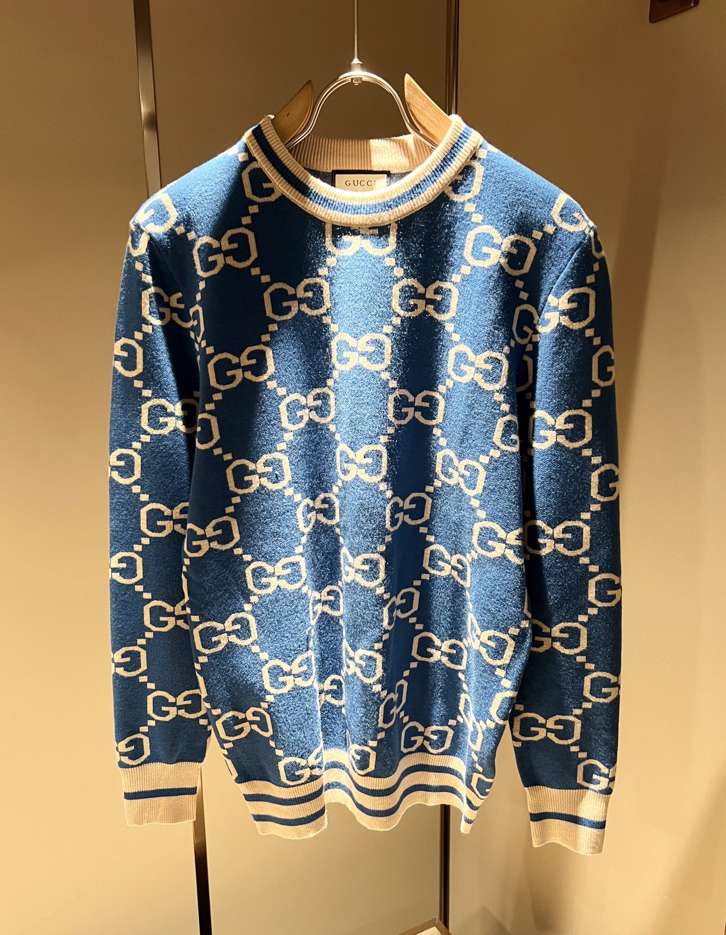 NO:526485,GUC*I Gujia New autumn and winter style for men and women, Gao Ke Heavy Knitted Wool sweater, panoramic crochet GG logo logo pattern design!  Trading companies have sparse channels and are released on the official website at the same time!  G Home Autumn and Winter Series Couple Sweater is online, and the design is classic color matching crochet design!  This sweater is selected for imported knitted wool material!  The fabric feels thick and has a certain sense of self-weight. It has a soft and dense terry texture. It is breathable and comfortable to wear with close body. It has beautiful colors and is eye-catching and fashionable. The unique patterns can definitely make you outstanding among the crowd!  Casual style cut design!  The upper body effect is age-reducing and versatile. It can easily get daily casual outfits for both men and women!  Size M-3XL, gucci, gucci, gucci, sweaters, alexander wang19860909GUC*I 古家 秋冬新款男女同款 高克重针织羊毛衫,全景钩织GG标识logo图案设计！ 贸易公司渠道稀出,同步官网发售！G家秋冬系列情侣毛衣上线,设计经典配色钩织设计！此款毛衣甄选客供进口针织羊毛材质！面料手感偏厚实,有一定的自重感,柔软绵密的毛圈肌理,贴身穿着透气亲肤舒适,色彩靓丽、吸睛时髦度爆棚,与众不同的图案绝对可以让你在人群中出彩万分！休闲版型裁剪设计！上身效果减龄又百搭,轻松Get起日常休闲穿搭,男女皆可轻松驾驭！尺码M-3XL,,gucci,gucci,gucci,sweaters,alexander wang,Men's clothing