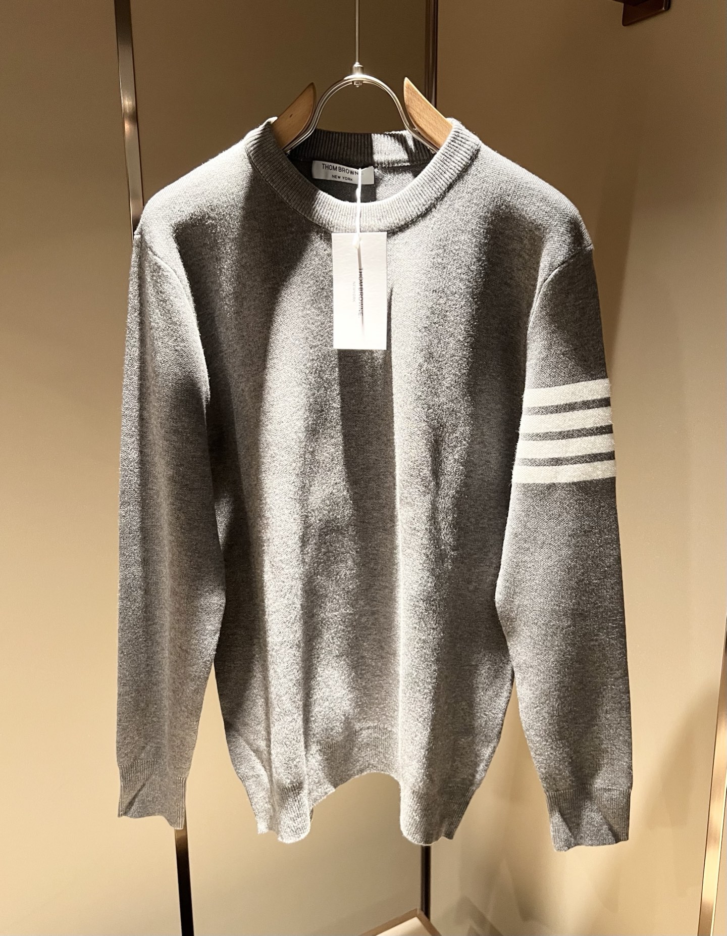 NO:528627,ThomBrow*e Tom*Lang's 2025 autumn and winter new men and women's same knitted wool sweater, this year's counter new product, super soft wool fabric for men and women!  Fashionable urban versatile models will definitely be super popular this year. They are a must-have artifact in autumn and winter. They have unique texture and soft and smooth feel, which is not a product that ordinary fabrics can compare with. Conventional knitted wool fabric design, crochet and classic iconic striped design!  A very charming design, with no lining inner seam and edge craftsmanship, very detailed, and a very technical one, the details determine the high-end. The minimalist seasonal design elements, a must-have for trendy men, and the perfect version, highly recommended!  Size M-3XL, alexander wang19860909ThomBrow*e汤姆*朗2025秋冬新款男女同款针织羊毛衫,今年的专柜新品,男女同款超软羊毛面料！时尚都市百搭款,今年必定超火爆,秋冬必备神器,质感独特,手感柔嫩顺滑,不是一般面料所能对比的产品.常规的针织羊毛面料设计,钩织搭配经典标识性经典条纹设计！可遇不可求的款 非常极具魅力的设计,无里布内缝包边工艺,细节非常到位,要非常讲究技术的一款,细节决定高端.极简当季的设计元素,潮男必备单品,完美版型,强烈推荐！尺码M-3XL,,alexander wang,Men's clothing