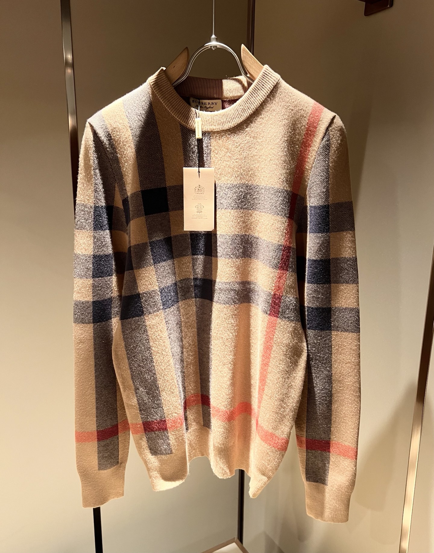 NO:527653,Bur*erry New autumn and winter men's knitted sweater, the latest brand design element!  Neither monotonous nor complicated, it shows taste just right!  Plaid striped knitted wool fabric!  Customized wool top-grade original exclusive fabrics!  The unique high luxury of the fabric presents a simple and elegant temperament!  Panoramic logo lattice crochet design!  The matching design is extremely charming with the brand’s unique style!  Standard cut design!  Every detail is a synchronized with high-end fashion. Size M-3XL, burberry, alexander wang19860909Bur*erry 巴*莉 秋冬新款男士针织羊毛衫,品牌最新设计元素！既不单调也不复杂,恰到好处的展现品味！格子条纹针织羊毛面料！客供定制羊毛顶级原版专属面料！面料独具的高奢感呈现简约优雅气质！全景标识格子钩织设计！搭配设计极具品牌独特风格魅力！标准裁剪设计！每一处细节都是与高端时尚同步的体现.尺码M-3XL,,burberry,alexander wang,Men's clothing