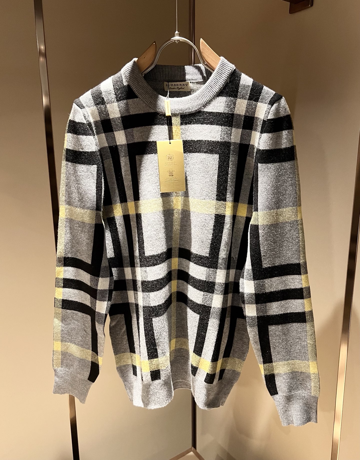 NO:526484,Bur*erry New autumn and winter men's knitted sweater, the latest brand design element!  Neither monotonous nor complicated, it shows taste just right!  Plaid striped knitted wool fabric!  Customized wool top-grade original exclusive fabrics!  The unique high luxury of the fabric presents a simple and elegant temperament!  Panoramic logo lattice crochet design!  The matching design is extremely charming with the brand’s unique style!  Standard cut design!  Every detail is a synchronized with high-end fashion. Size M-3XL, burberry, alexander wang19860909Bur*erry 巴*莉 秋冬新款男士针织羊毛衫,品牌最新设计元素！既不单调也不复杂,恰到好处的展现品味！格子条纹针织羊毛面料！客供定制羊毛顶级原版专属面料！面料独具的高奢感呈现简约优雅气质！全景标识格子钩织设计！搭配设计极具品牌独特风格魅力！标准裁剪设计！每一处细节都是与高端时尚同步的体现.尺码M-3XL,,burberry,alexander wang,Men's clothing