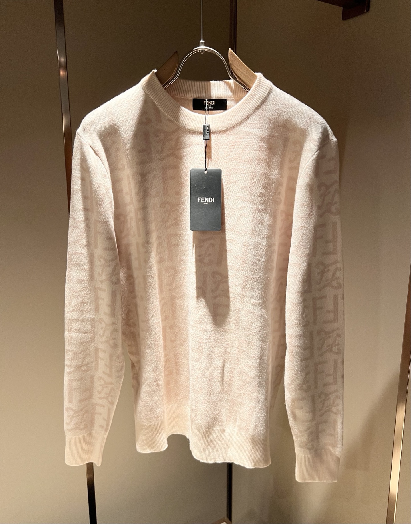 NO:528640,FEN*I 2025 autumn and winter new FD family knitted sweater for men and women, versatile for men and women. Original Italian orders, popular FD family items, high-quality products with full representativeness and full specifications, and high-quality products that all FD fans are worth buying!  Pure Yidian channel orders, high-end popular products from the FD family, and very popular items at the moment, high-end products worth keeping and giving away to others!  The most classic BUGS series of products in the FD family are trendy and beautiful, full of fashion sense, extremely high-quality and specifications, and use a very classic FF logo crochet design!  It gives people a strong visual impact, with extremely high recognition, and has a top-quality exclusive wool fabric!  Created, soft, delicate and comfortable, and the quality is quite high-end and classy!  Perfectly interprets the charm of the brand and leaves a deep impression. It is more fashionable and charming, with generous and fashionable upper body, and is even more stressful for outfits!  The inner wear alone is very delicious and beautiful scenery that cannot be ignored!  Size M-3XL, fendi,dior,alexander wang19860909FEN*I 芬*迪 2025秋冬新款FD家族男女同款针织羊毛衫,男女同款百搭.意大利原厂订单,FD家族人气单品,代表性十足,规格感十足的精品,所有FD粉丝都值得抢购的精品！纯正意代渠道订单,FD家族的高奢人气爆款产物,当下十分火爆的单品,值得自留和送人的高端货！FD家族最为经典的BUGS系列款式单品,新潮又好看,潮流气息感十足,档次规格感极高,并且采用十分经典的FF标志logo钩织设计！给人的视觉冲击感相当强烈,有着极高的辨识度,顶级专属羊毛面料！打造,触感柔软细腻舒适,品相相当高级有档次！完美诠释品牌魅力,给人留下深刻印象.更具时尚与韵味,上身大方时尚,对于穿搭更是毫无压力！单穿内搭都极有味道,不可忽视的靓丽风景线！ 尺码M-3XL,,fendi,dior,alexander wang,Men's clothing