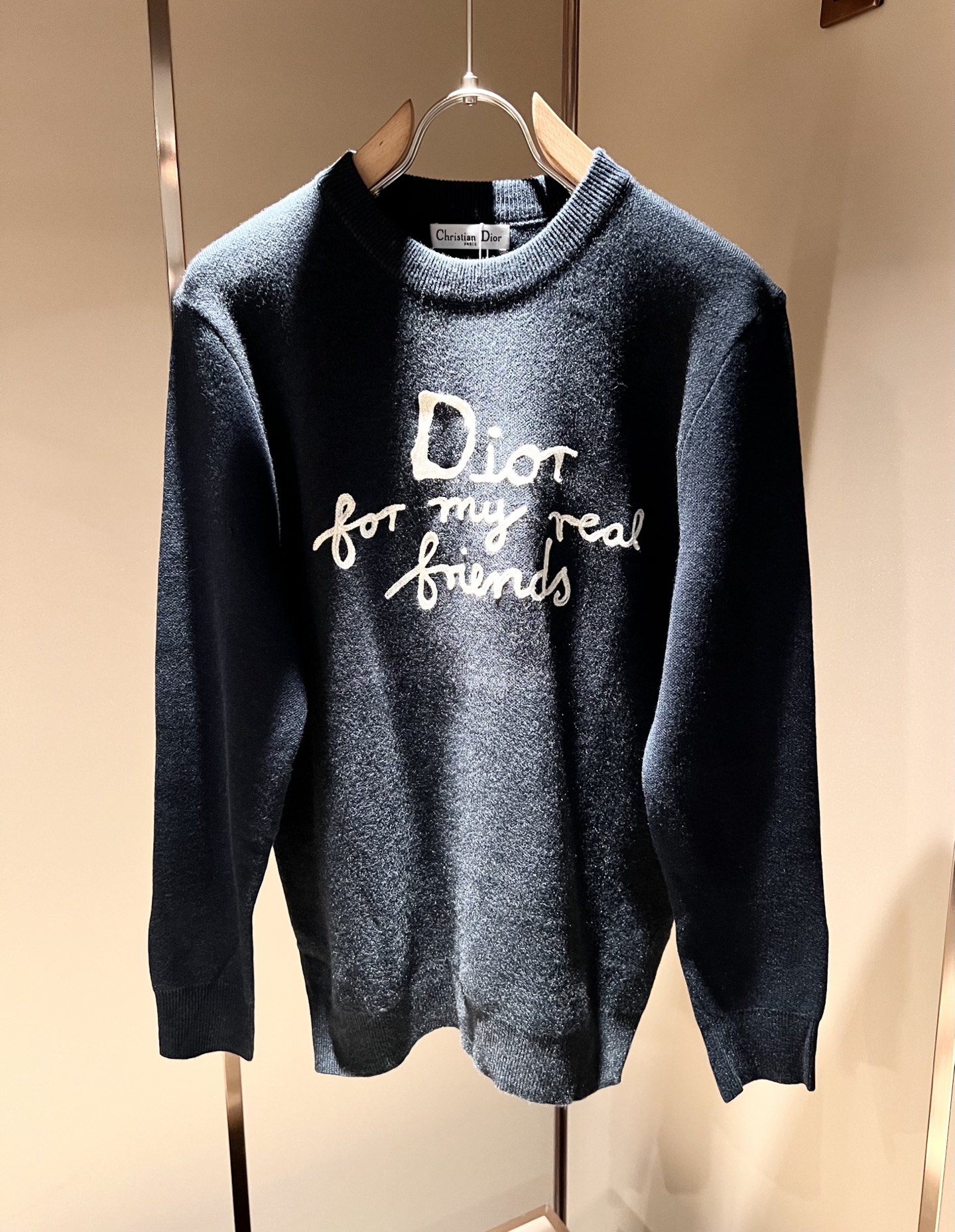 NO:528642,Dior*Dijia 2025 autumn and winter new knitted sweaters for men and women are on sale simultaneously in the counter!  Customized exclusive wool fabric, calm and versatile, extremely high-end, perfectly integrated with fashion and style, a top fashionable style that perfectly suits the outside wear!  The overall feeling is natural!  The ultimate classic uses panoramic three-dimensional crochet logo elements crochet design!  The ultimate perfection of heavy industry!  Fans who pursue high quality are please buy them by themselves, and all fans who know the goods are invited to appreciate this model together!  !  Size M-3XL, dior, dior, alexander wang19860909Dior*迪家 2025秋冬新款男女同款针织羊毛衫,专柜同步发售！定制专属羊毛面料,从容百搭,档次极高,完美融入时尚还有风情感一款完美符合外穿的顶尖时髦气质款！整体给人浑然天成的感觉！极致经典采用全景立体钩织logo元素钩织设计！极致的重工极致的完美！追求高品质的粉丝们请自行抢购,诚邀所有识货的粉丝一同鉴赏此款！！尺码M-3XL,,dior,dior,alexander wang,Men's clothing