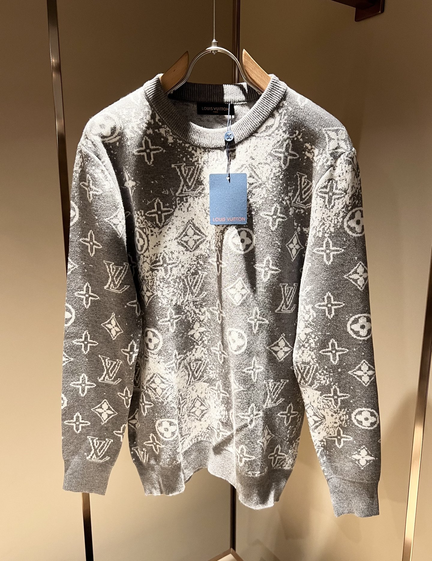 NO:527661,Louis Vuit*on Autumn and Winter Louis Family Light Luxury Monogram Crocheted Knitted Wool Sweater!  Decoration for men and women!  The new high-end Louis family, the details and quality are always flawless, and creative designs are emerging one after another. If you don’t buy a few pieces this fall and winter, you can’t be considered a fashion expert. Monogram crochet pattern design!  It is a thing that everyone loves. It is made of top-grade wool blend, super soft and tough, and has excellent breathability. It comes from world-class trade-level OEM channels, and is extremely rare in quantity and cannot be sold out. The 'Dou Brand' produces prestigious items every year, and the three-dimensional logo presents an extraordinary texture and is clean and neat. This is the special skill of the Louis family and the latest craftsmanship this quarter. The degree of meticulousness has reached the top, and the slim three-dimensional tailoring design is a unique one. It is a fusion of luxury and fashion!  Size M-3XL, louis vuitton,louis vuitton,louis vuitton,alexander wang19860909Louis Vuit*on 秋冬路易家族轻奢Monogram钩织针织羊毛衫！男女同款装饰！ 路易家族的新高端,细节品质永远的那么完美无瑕,创意设计层出不穷.今年秋冬季节没有入手几件路易你算不上时尚达人.Monogram钩织图案设计！实属人见人爱的东西.顶级羊毛混纺打造,超级柔软且具有韧性,透气感也是绝佳.来自世界级贸易级别的代工厂渠道,数量极其稀少售完无补.“驴牌”每年都会出的老花单品,立体Logo呈现不一般的质感,干净俐落.这是路易家族的看家绝活也是本季度的最新工艺.细致化程度已经达到顶端了,修身立体剪裁的版型设计堪称一绝.属于奢华与时尚的融合！尺码M-3XL,,louis vuitton,louis vuitton,louis vuitton,alexander wang,Men's clothing