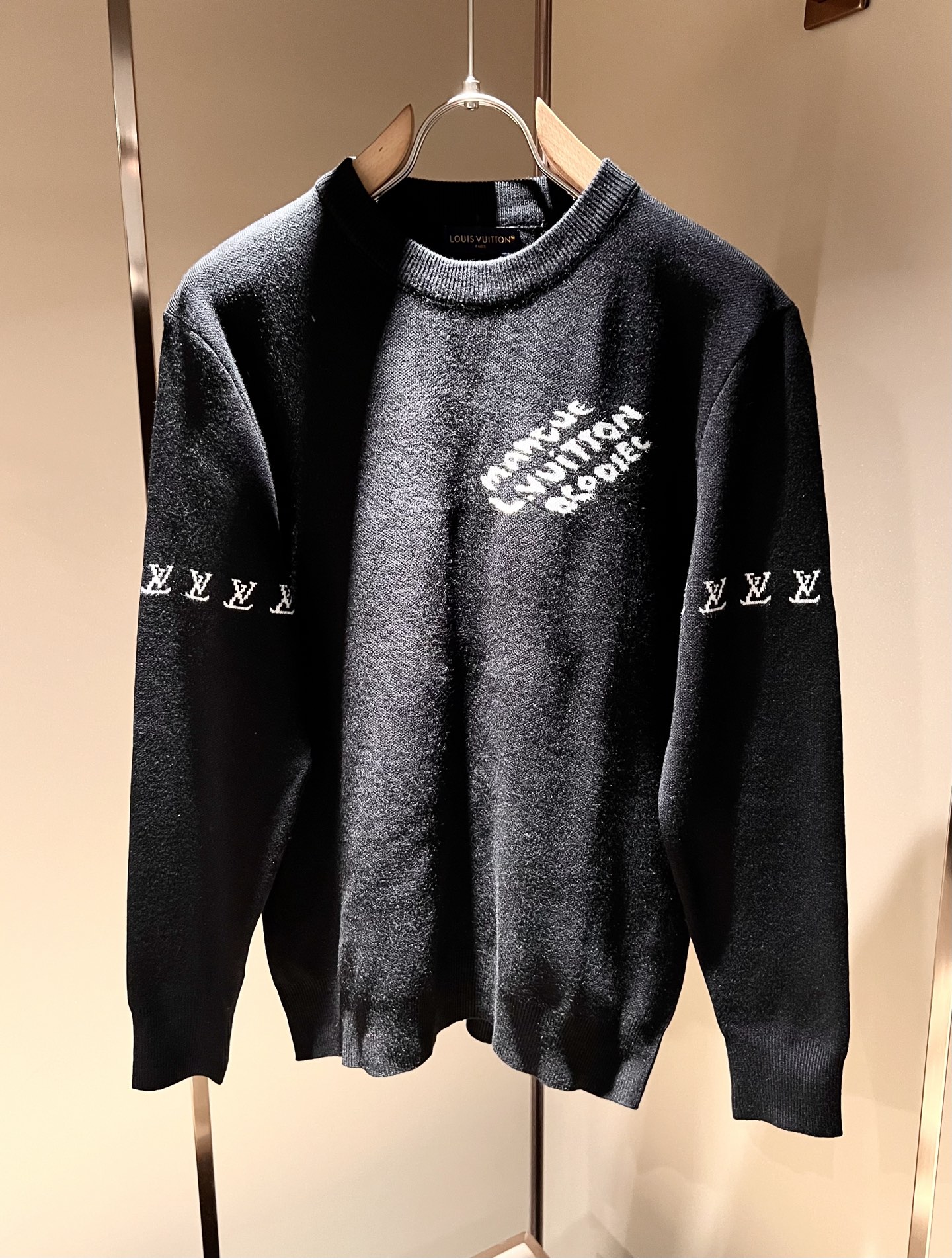 NO:529903,Louis Vuit*on 2025 Autumn and Winter Louis Family Light Luxury Knitted Wool Sweater!  Decoration for men and women!  The new high-end Louis family has always been so flawless, and creative designs are emerging one after another. If you don’t buy a few pieces this autumn and winter, you can’t be considered a fashion expert. The crochet logo pattern design on the chest!  It is a thing that everyone loves. It is made of top-grade wool blend, super soft and tough, and has excellent breathability. It comes from world-class trade-level OEM channels, and is extremely rare in quantity and cannot be sold out. The 'Dou Brand' produces prestigious items every year, and the three-dimensional logo presents an extraordinary texture and is clean and neat. This is the special skill of the Louis family and the latest craftsmanship this quarter. The degree of meticulousness has reached the top, and the slim three-dimensional tailoring design is a unique one. It is a fusion of luxury and fashion!  Size M-3XL, louis vuitton,louis vuitton,louis vuitton,alexander wang19860909Louis Vuit*on 2025秋冬路易家族轻奢针织羊毛衫！男女同款装饰！ 路易家族的新高端,细节品质永远的那么完美无瑕,创意设计层出不穷.今年秋冬季节没有入手几件路易你算不上时尚达人.胸前钩织logo图案设计！实属人见人爱的东西.顶级羊毛混纺打造,超级柔软且具有韧性,透气感也是绝佳.来自世界级贸易级别的代工厂渠道,数量极其稀少售完无补.“驴牌”每年都会出的老花单品,立体Logo呈现不一般的质感,干净俐落.这是路易家族的看家绝活也是本季度的最新工艺.细致化程度已经达到顶端了,修身立体剪裁的版型设计堪称一绝.属于奢华与时尚的融合！尺码M-3XL,,louis vuitton,louis vuitton,louis vuitton,alexander wang,Men's clothing