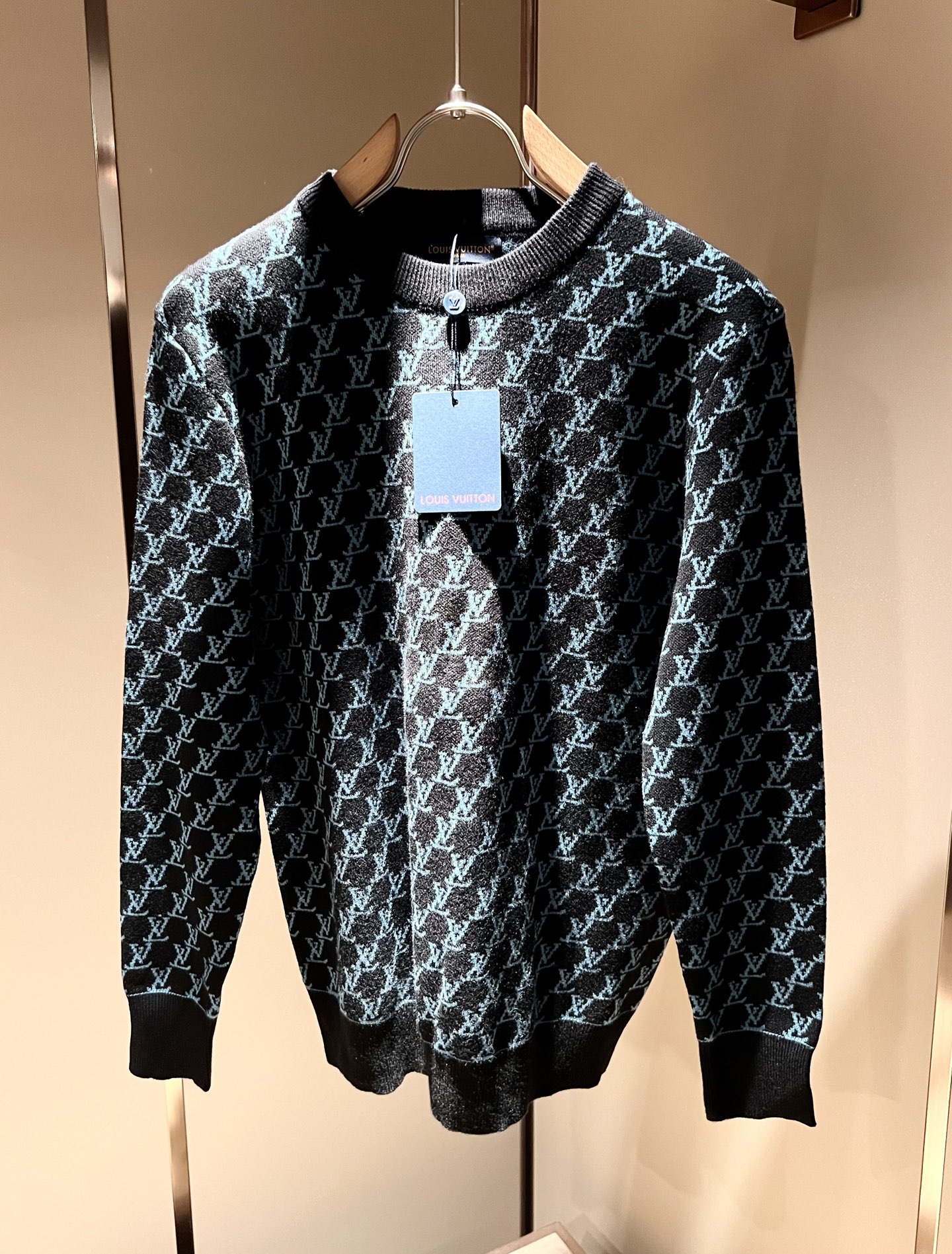 NO:528628,Louis Vuit*on 2025 Autumn and Winter Louis Family Light Luxury Monogram Crocheted Knitted Wool Sweater!  Decoration for men and women!  The new high-end Louis family, the details and quality are always flawless, and creative designs are emerging one after another. If you don’t buy a few pieces this fall and winter, you can’t be considered a fashion expert. Monogram crochet pattern design!  It is a thing that everyone loves. It is made of top-grade wool blend, super soft and tough, and has excellent breathability. It comes from world-class trade-level OEM channels, and is extremely rare in quantity and cannot be sold out. The 'Dou Brand' produces prestigious items every year, and the three-dimensional logo presents an extraordinary texture and is clean and neat. This is the special skill of the Louis family and the latest craftsmanship this quarter. The degree of meticulousness has reached the top, and the slim three-dimensional tailoring design is a unique one. It is a fusion of luxury and fashion!  Size M-3XL, louis vuitton,louis vuitton,louis vuitton,alexander wang19860909Louis Vuit*on 2025秋冬路易家族轻奢Monogram钩织针织羊毛衫！男女同款装饰！ 路易家族的新高端,细节品质永远的那么完美无瑕,创意设计层出不穷.今年秋冬季节没有入手几件路易你算不上时尚达人.Monogram钩织图案设计！实属人见人爱的东西.顶级羊毛混纺打造,超级柔软且具有韧性,透气感也是绝佳.来自世界级贸易级别的代工厂渠道,数量极其稀少售完无补.“驴牌”每年都会出的老花单品,立体Logo呈现不一般的质感,干净俐落.这是路易家族的看家绝活也是本季度的最新工艺.细致化程度已经达到顶端了,修身立体剪裁的版型设计堪称一绝.属于奢华与时尚的融合！尺码M-3XL,,louis vuitton,louis vuitton,louis vuitton,alexander wang,Men's clothing