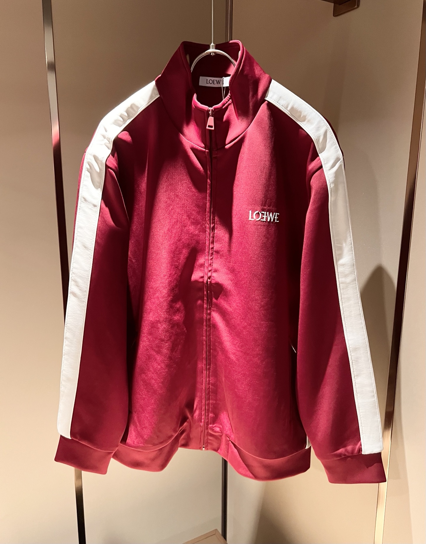 NO:526489,LOE*WE Luo*We are the same suit for men and women in autumn and winter, original Italian order channel, very unique and high-end trendy style, logo logo pattern embroidery craft design!  Customized original cotton fabric!  !  !  The latest fashion trends and popular products are here, and it is another simple and high-end fashion item. It is a fashion product with very high-end outfit charm. It is a must-have item for fashion trends!  Original Italian manufacturer channels, special-level orders, and released at the same time as Hong Kong, Macao and Taiwan buyers. This model is also the latest popular product of Luo Yiweijia this year and the most classic product. Its specifications and grades are beyond doubt!  !  The choice is very diverse, and it can be said that this model naturally has a fresh and natural feeling, showing the brand charm and high-end feeling. The texture of this model is very good, and the heavy weight and brilliant skin-friendliness that can be seen with hands are even better, and it is a complete enjoyment of wearing!  !  Size: M-4XL, loewe, loewe, alexander wang19860909LOE*WE罗*威 秋冬男女同款套装,意大利原厂订单渠道,极具个性高级潮风,标志logo图案刺绣工艺设计！定制原版纯棉面料！！！最新时尚潮流人气产物驾到,又是一款简约高级的时尚单品,穿搭魅力十分高级不俗的时尚产物 ,时尚潮流必备单品！意大利原厂渠道,特供级别订单,同步港澳台买手店发布,此款也是罗意威家今年的最新人气产物,也是最经典的产物,其规格跟档次更是毋庸置疑！！ 选择极具多样化,言而喻此款自然具备那种清新自然的感觉,彰显品牌魅力与高级感,此款的质感十分的到位,用手可以感知的重磅跟出彩亲肤程度更是上佳,十足的穿着享受！！尺码:M-4XL,,loewe,loewe,alexander wang,Men's clothing